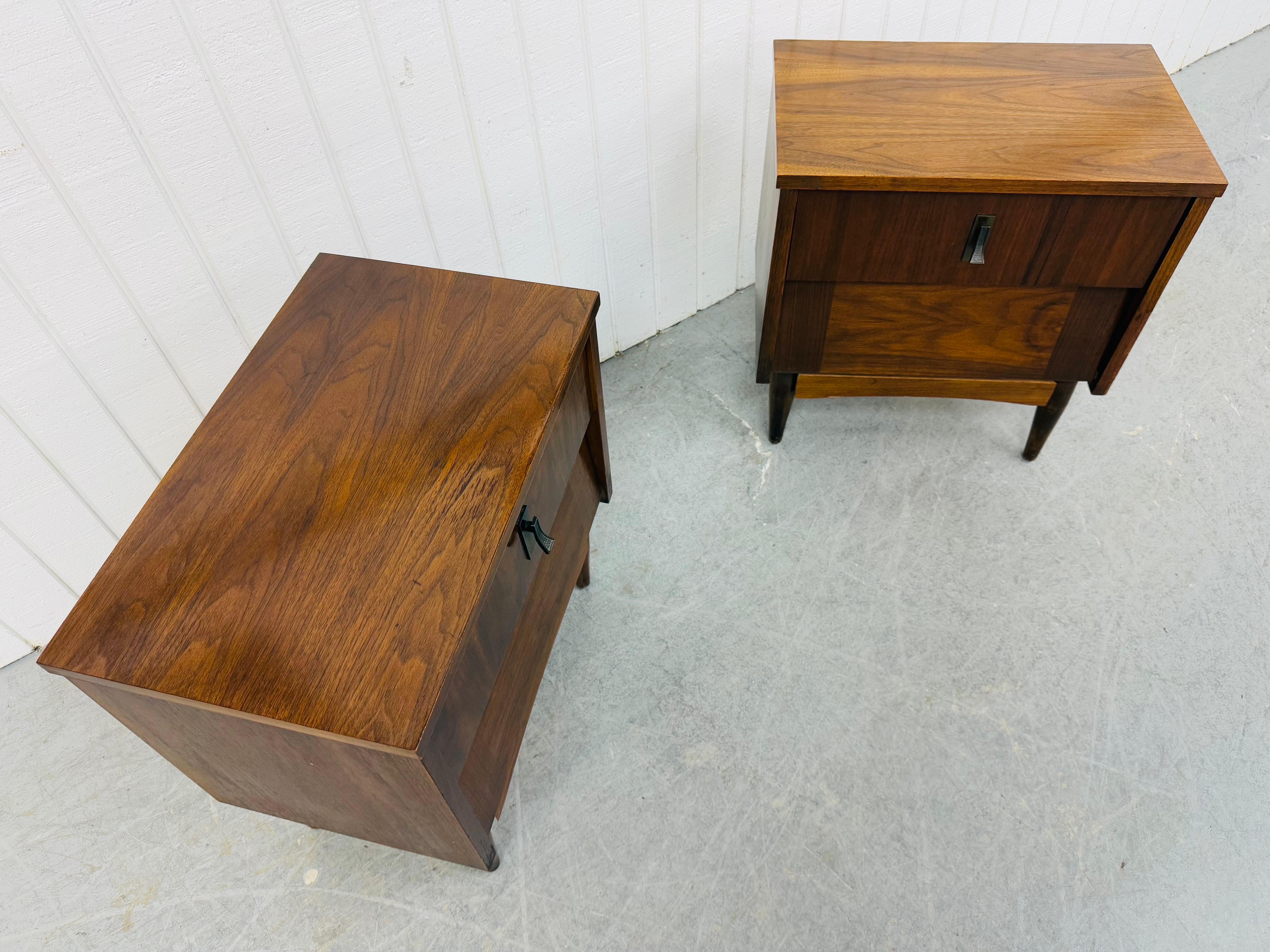 Mid-Century Modern Walnut Nightstands - Set of 2 In Good Condition For Sale In Clarksboro, NJ