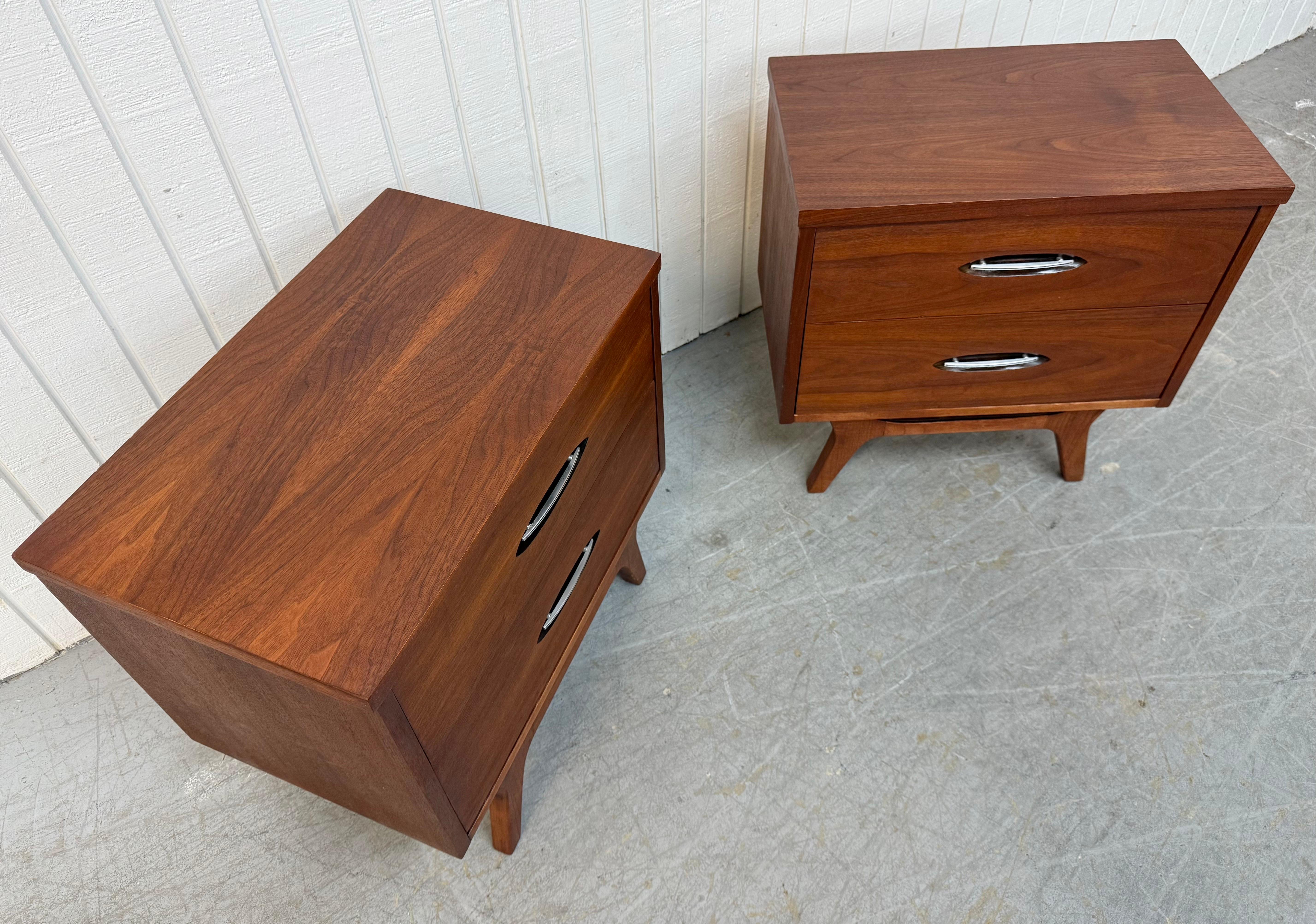 Américain The Modernity Moderns Tables de nuit en noyer - Set of 2 en vente