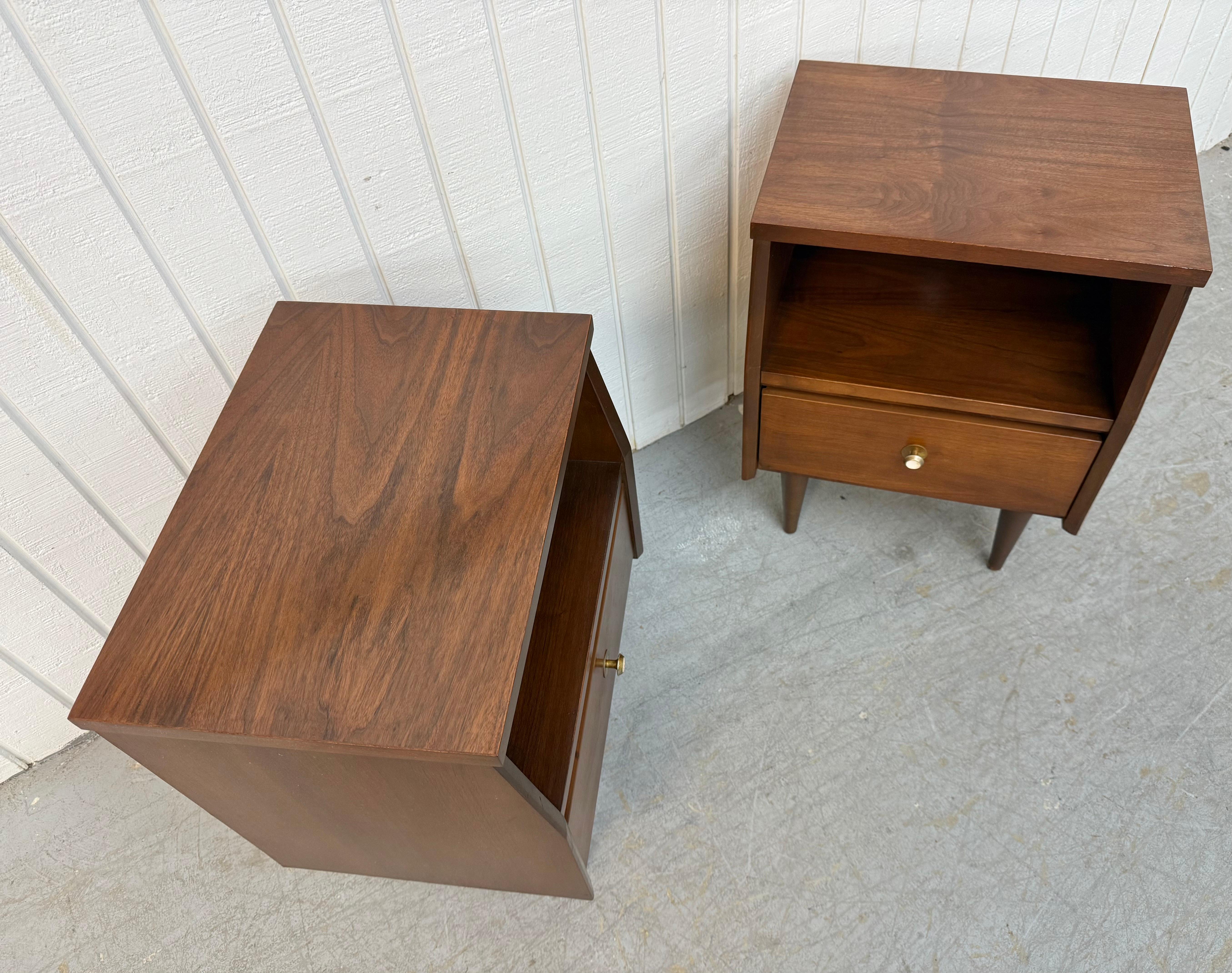 Mid-Century Modern Walnut Nightstands - Set of 2 In Good Condition In Clarksboro, NJ