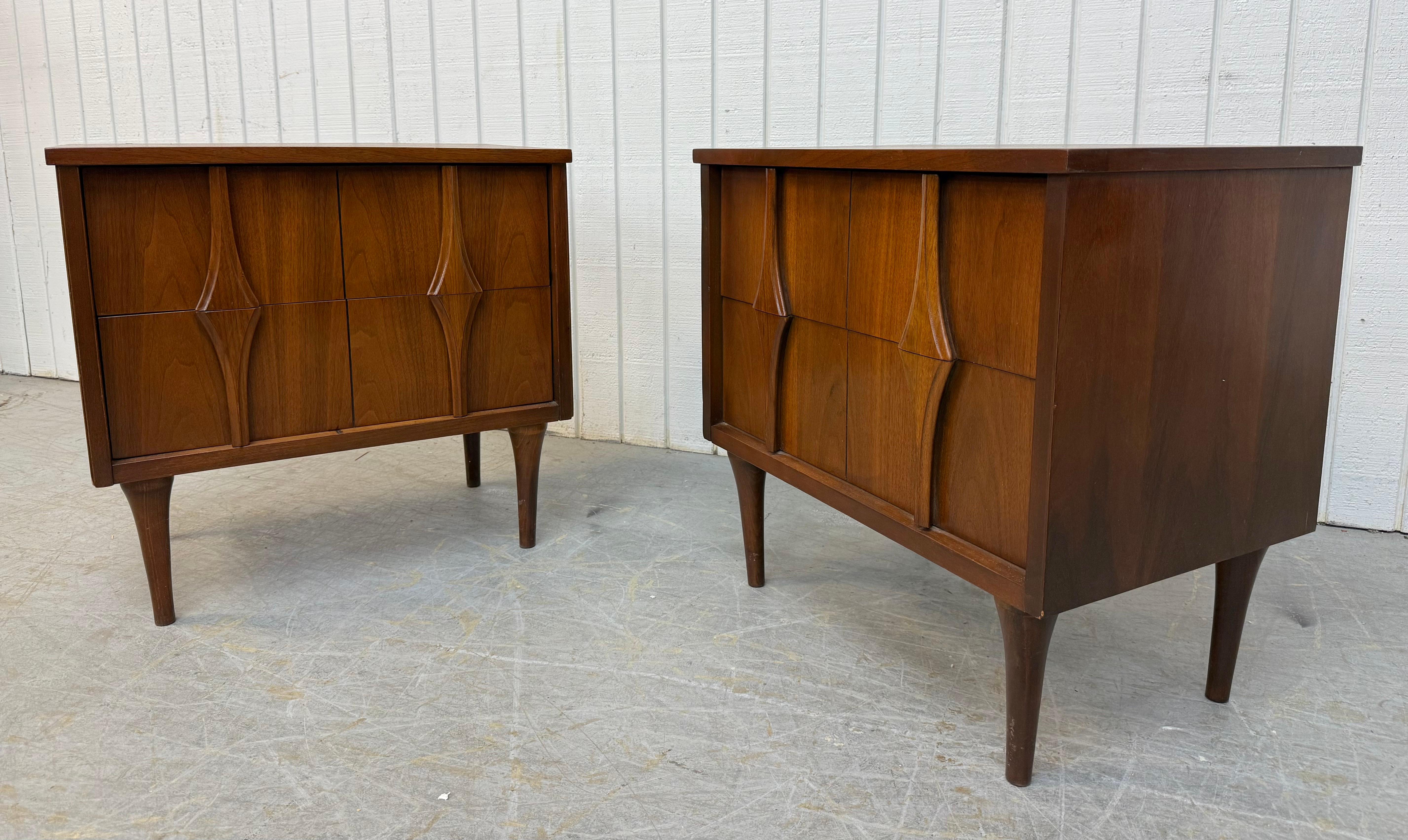 Américain The Modernity Moderns Tables de nuit en noyer - Set of 2 en vente