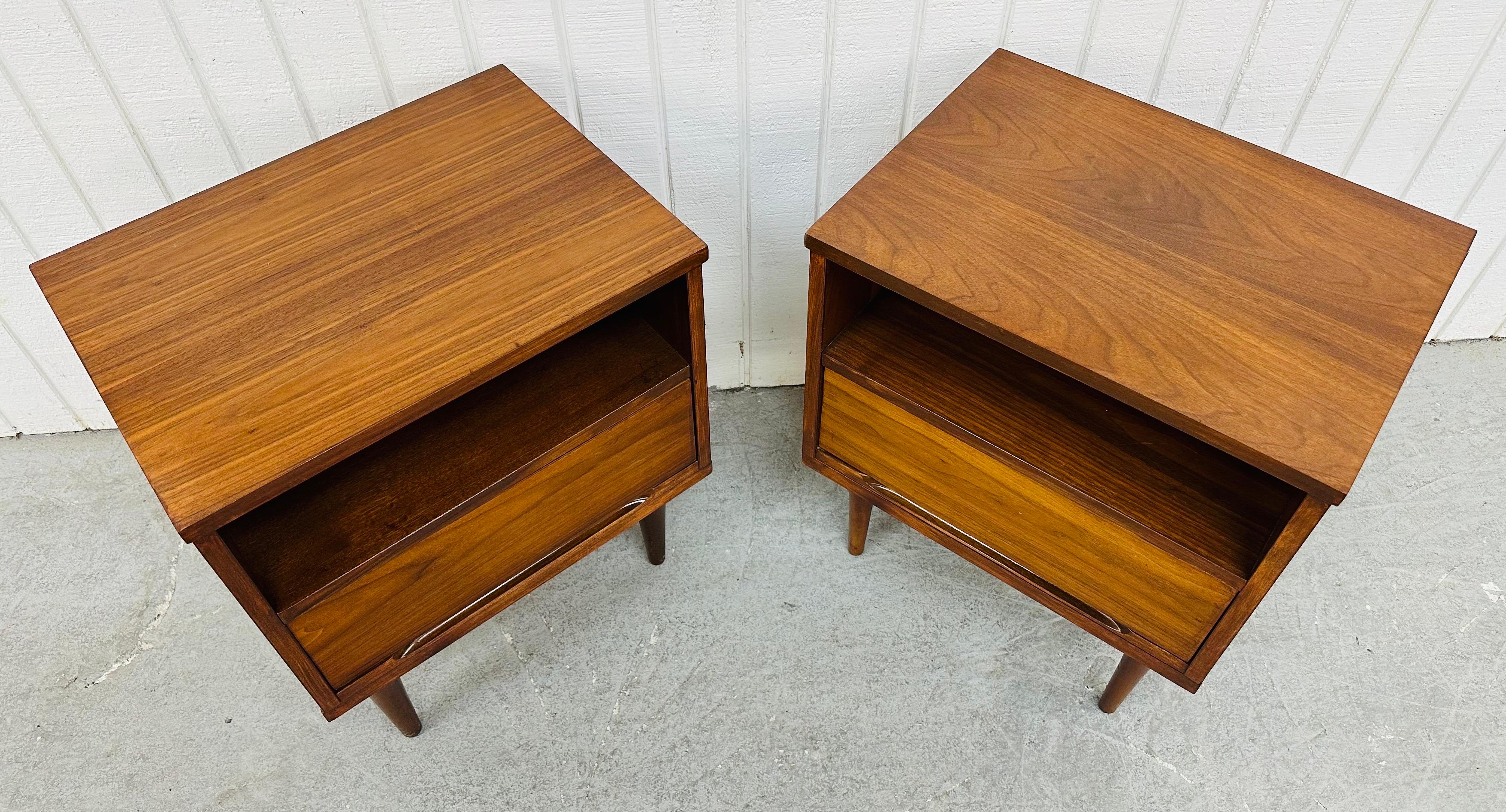 Mid-Century Modern Nussbaum Nachttische - 2er Set im Zustand „Gut“ in Clarksboro, NJ