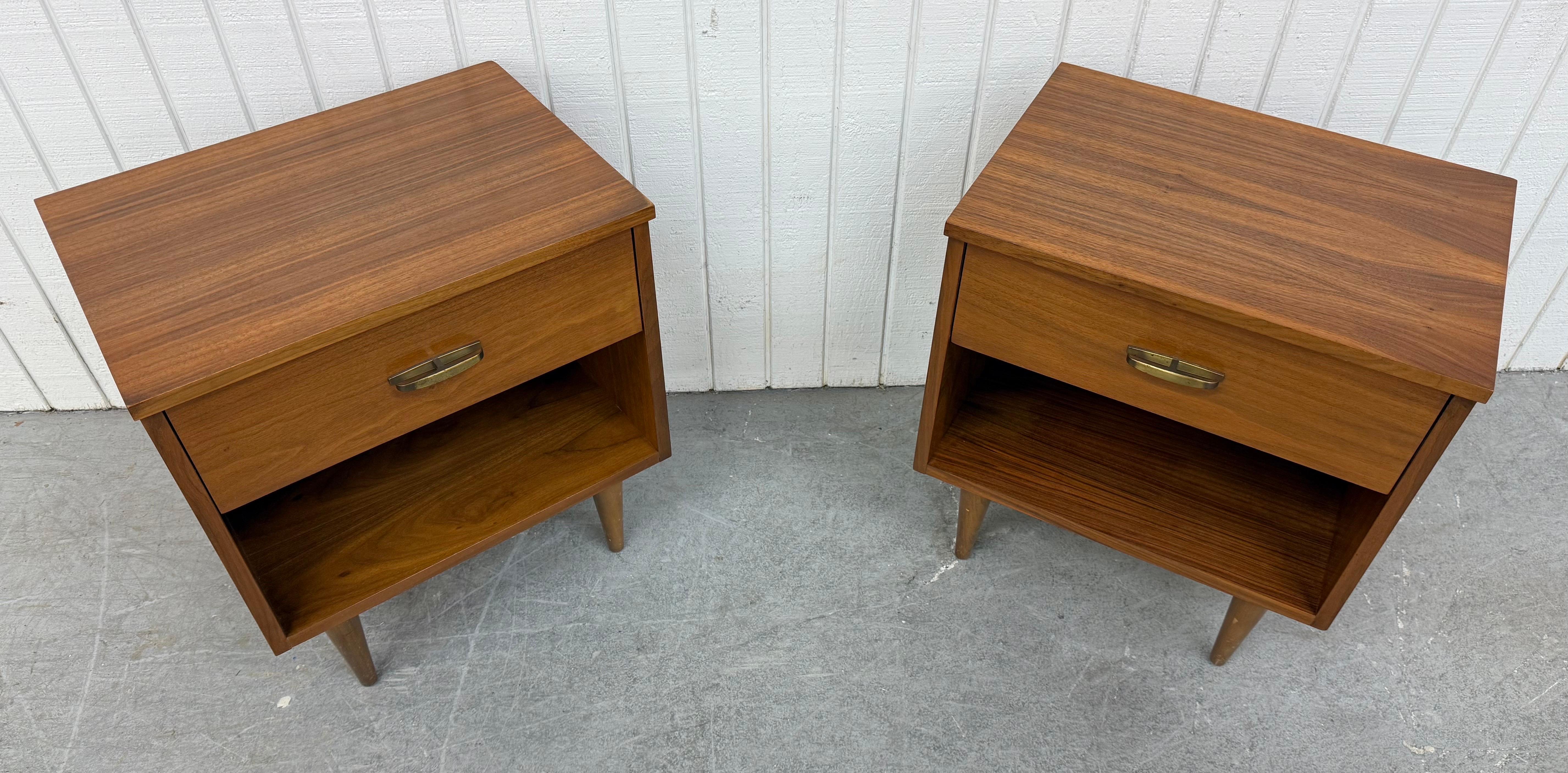 20th Century Mid-Century Modern Walnut Nightstands - Set of 2 For Sale