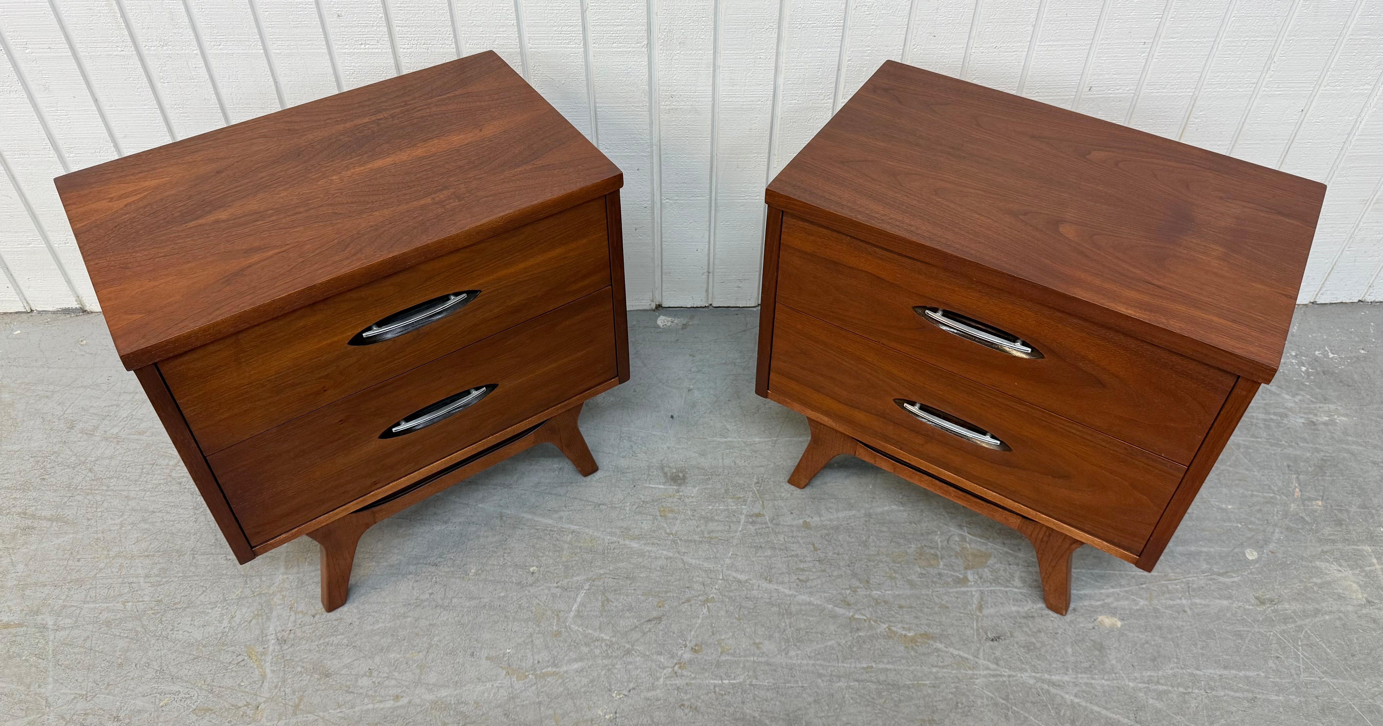 The Modernity Moderns Tables de nuit en noyer - Set of 2 Bon état - En vente à Clarksboro, NJ