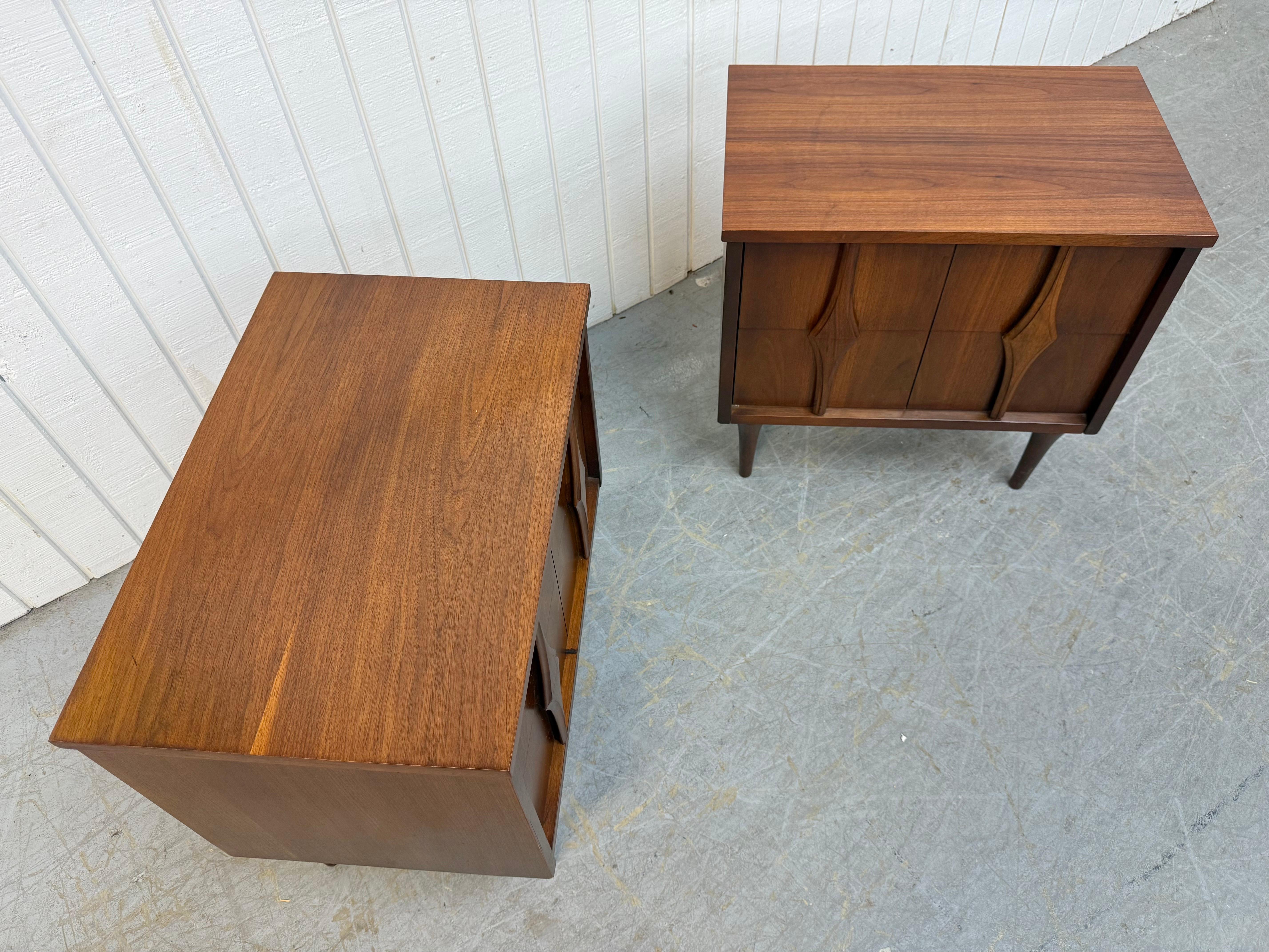 The Modernity Moderns Tables de nuit en noyer - Set of 2 Bon état - En vente à Clarksboro, NJ