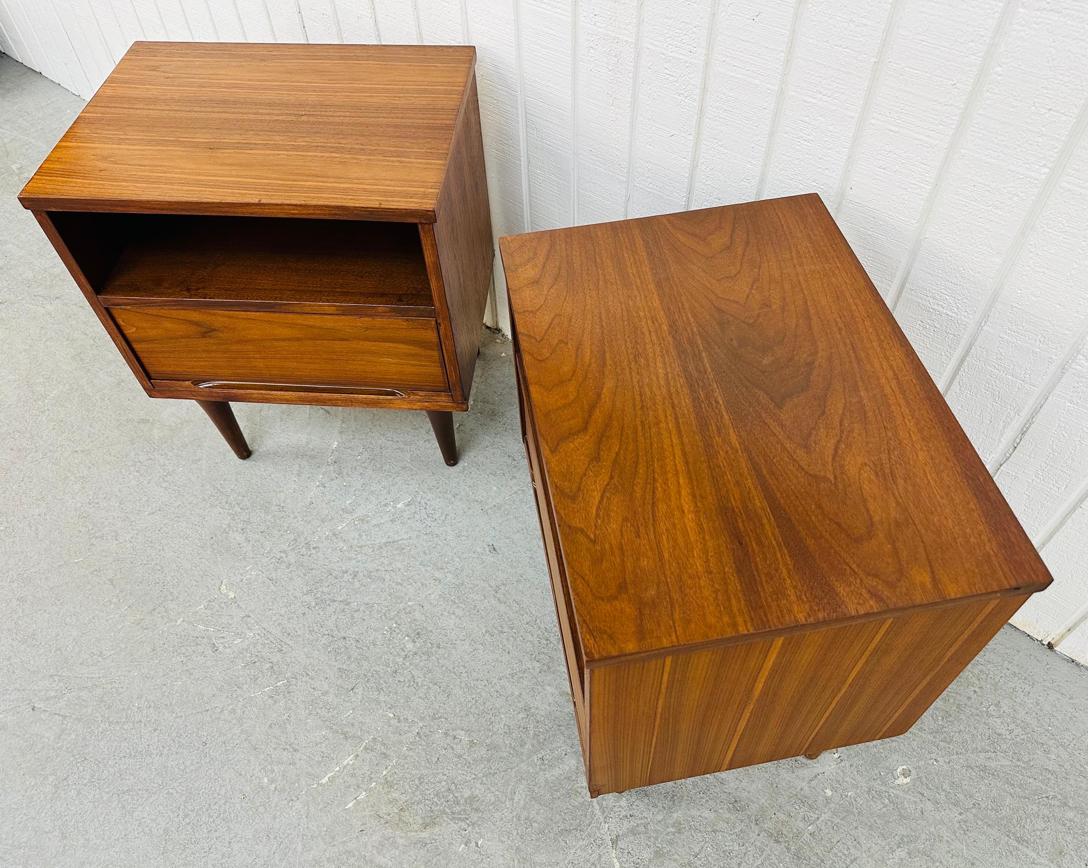 Mid-Century Modern Nussbaum Nachttische - 2er Set (20. Jahrhundert)