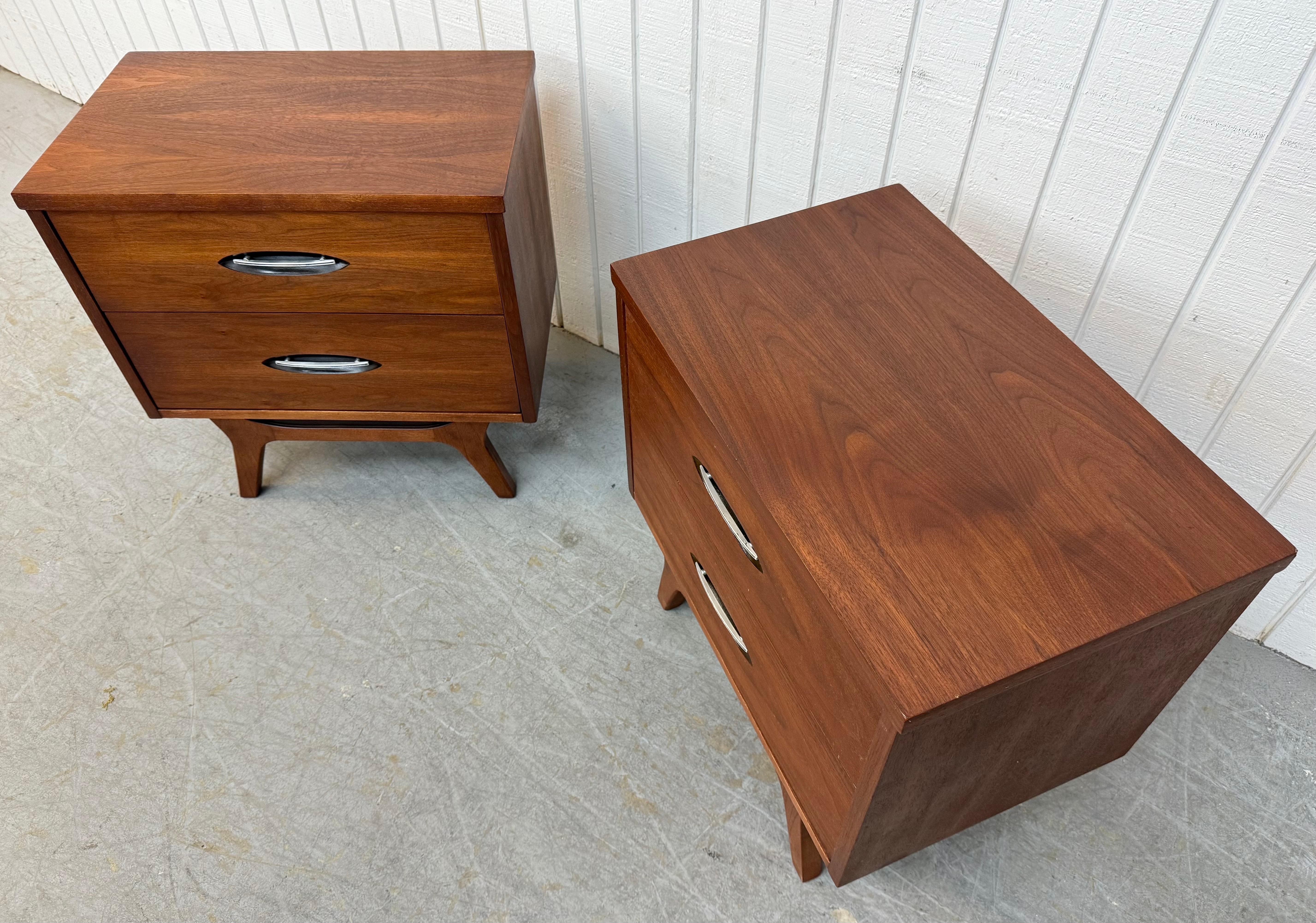 20ième siècle The Modernity Moderns Tables de nuit en noyer - Set of 2 en vente