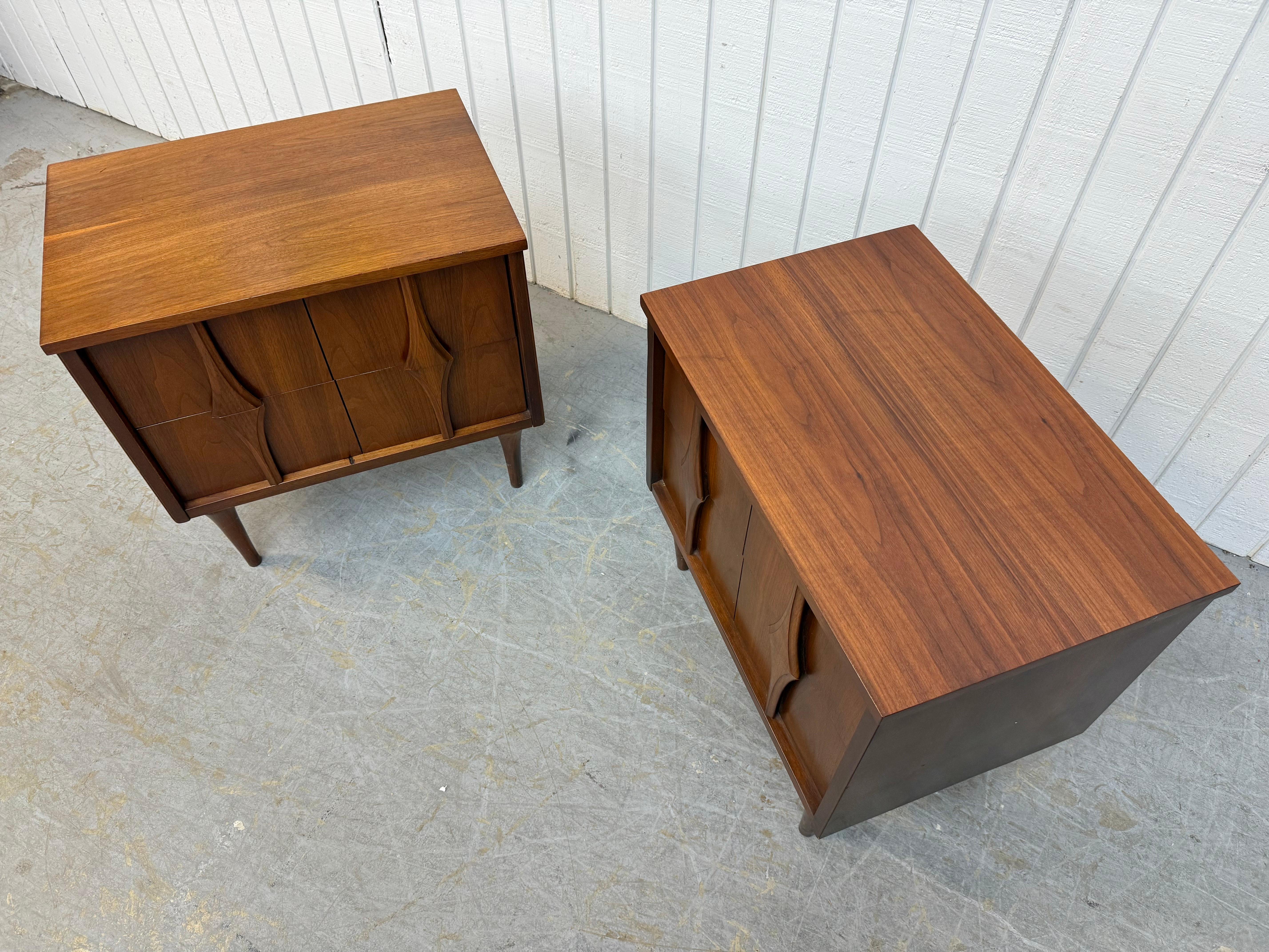 Milieu du XXe siècle The Modernity Moderns Tables de nuit en noyer - Set of 2 en vente