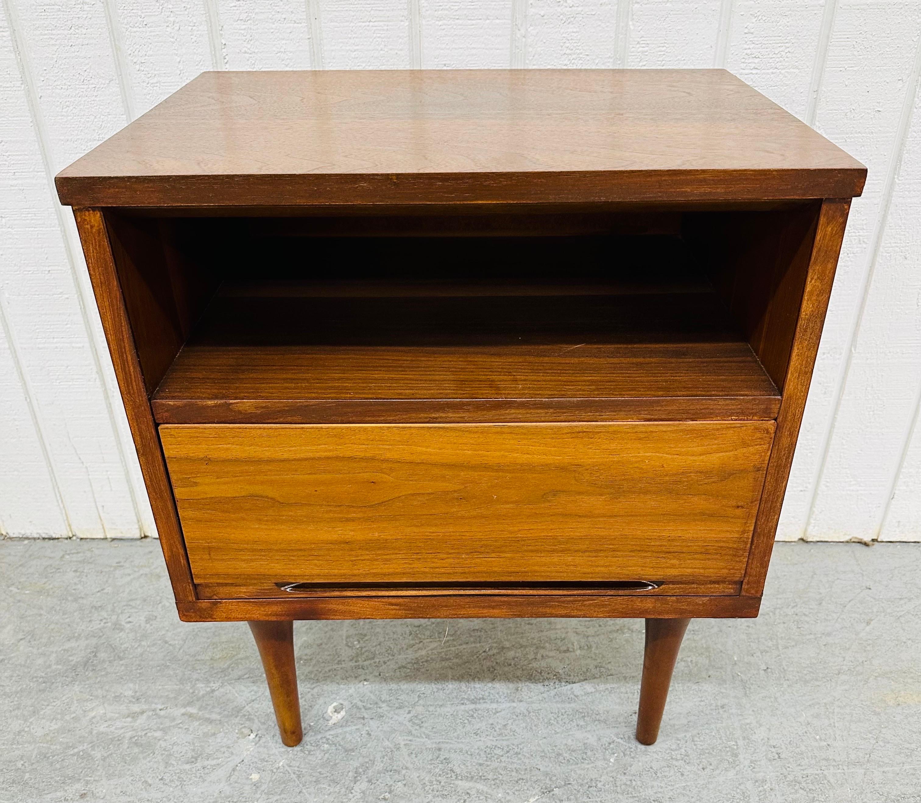 Mid-Century Modern Nussbaum Nachttische - 2er Set (Holz)
