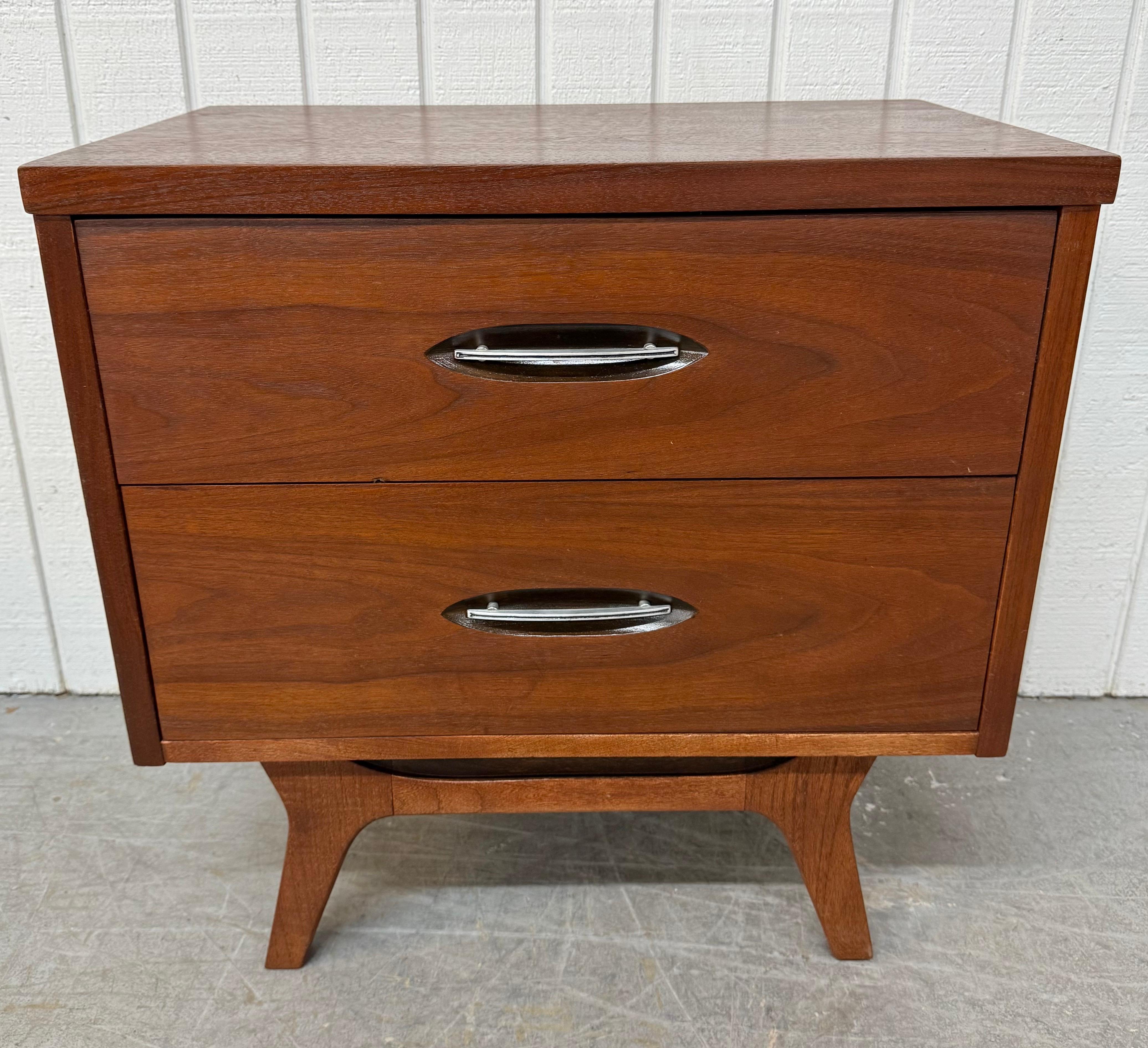 Métal The Modernity Moderns Tables de nuit en noyer - Set of 2 en vente