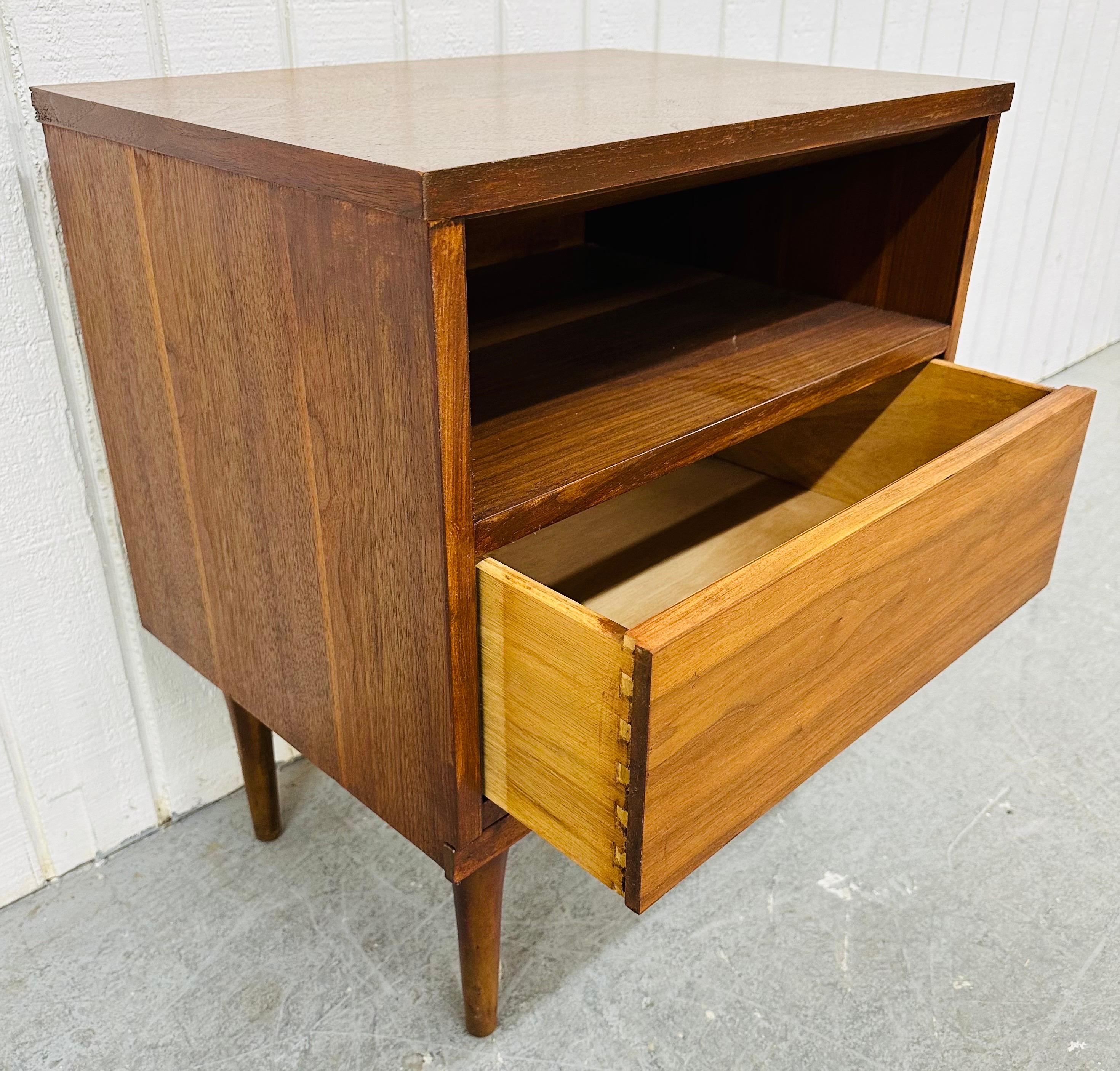 Mid-Century Modern Nussbaum Nachttische - 2er Set 1