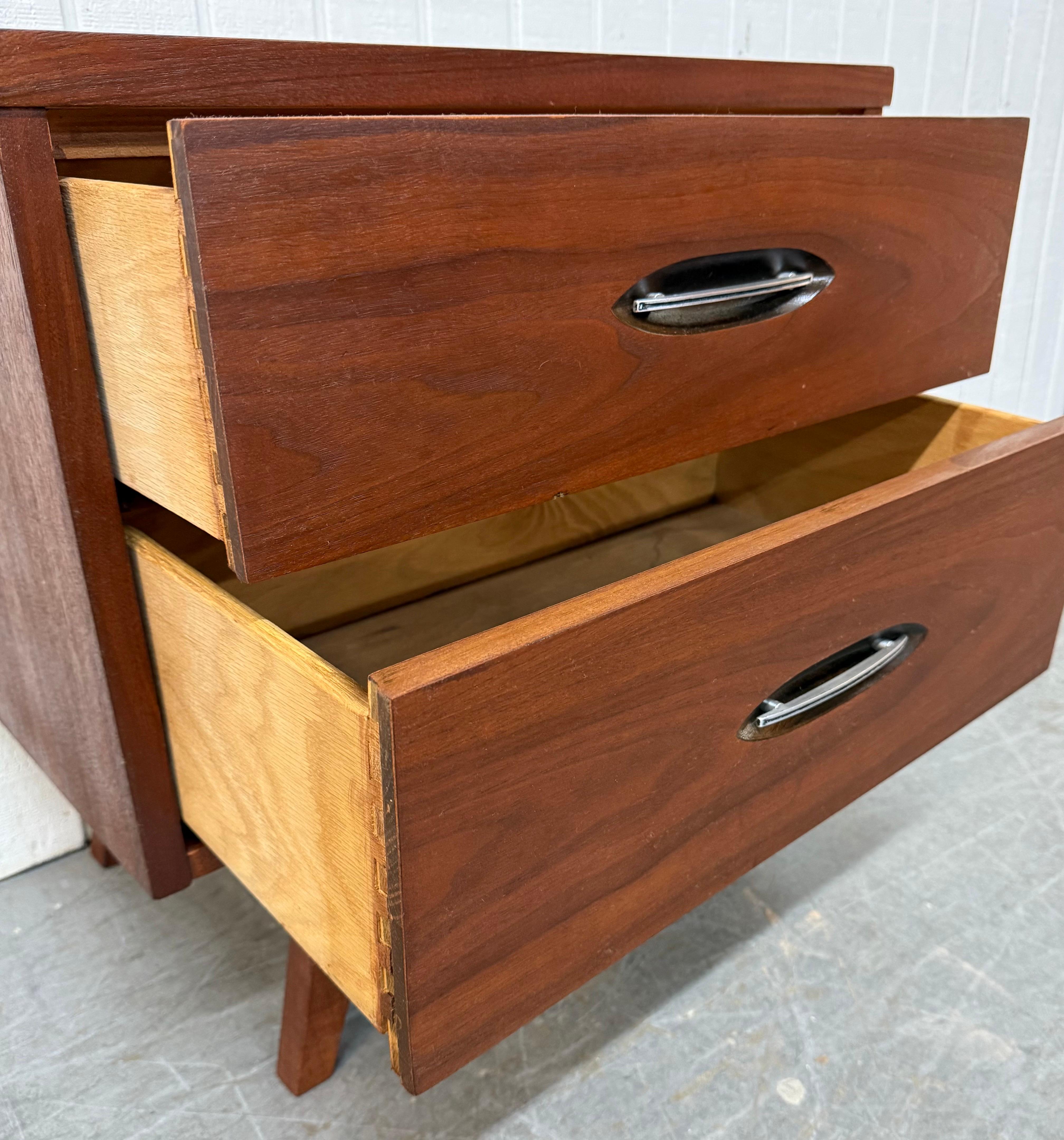 The Modernity Moderns Tables de nuit en noyer - Set of 2 en vente 1