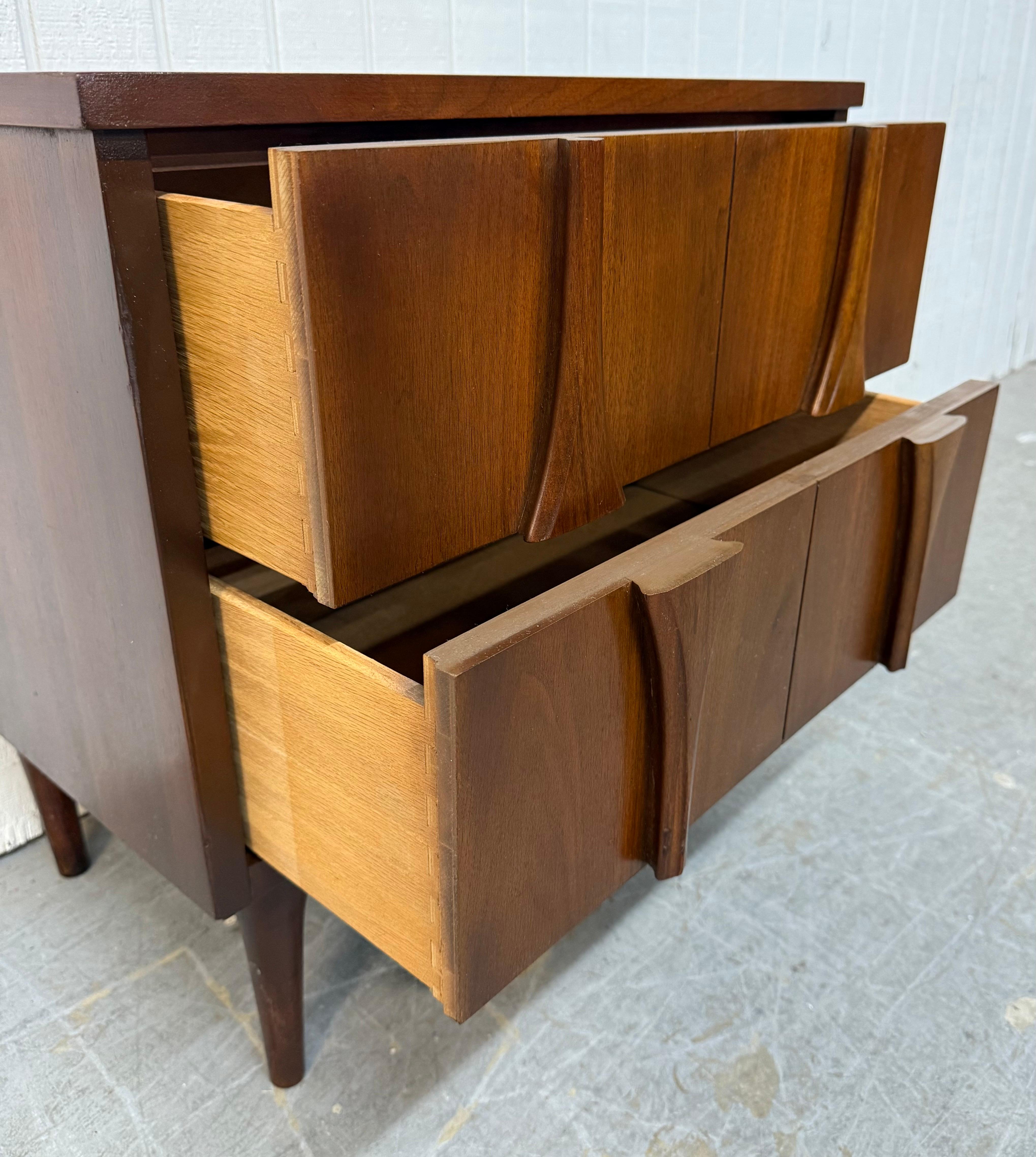 The Modernity Moderns Tables de nuit en noyer - Set of 2 en vente 1