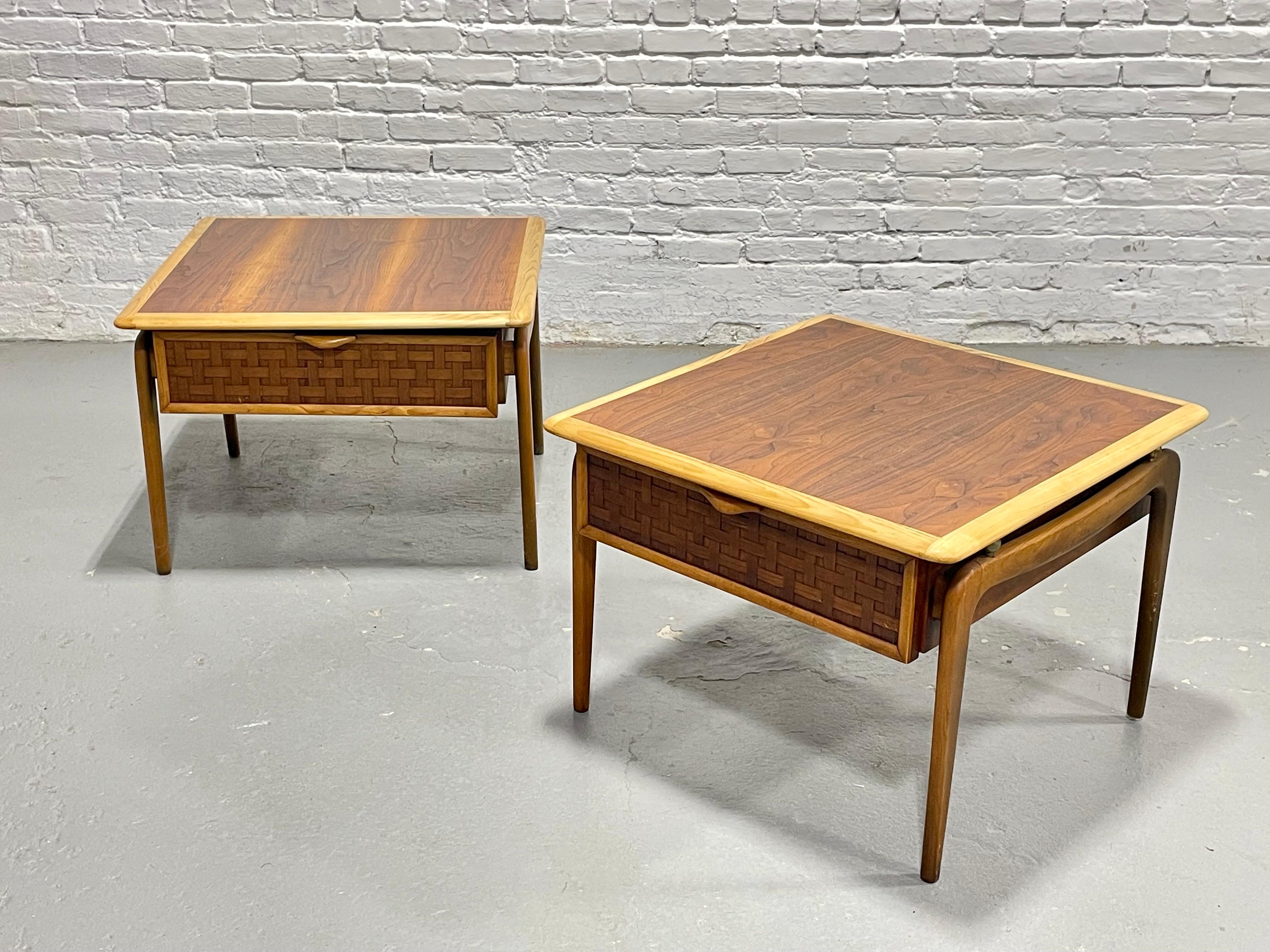 Un'impressionante coppia di tavolini in noce e quercia del Mid Century Modern disegnati da Warren Church per l'iconica linea Perception di Lane Furniture. Questi tavoli vintage da collezione mettono in risalto la tipica facciata in legno intrecciato