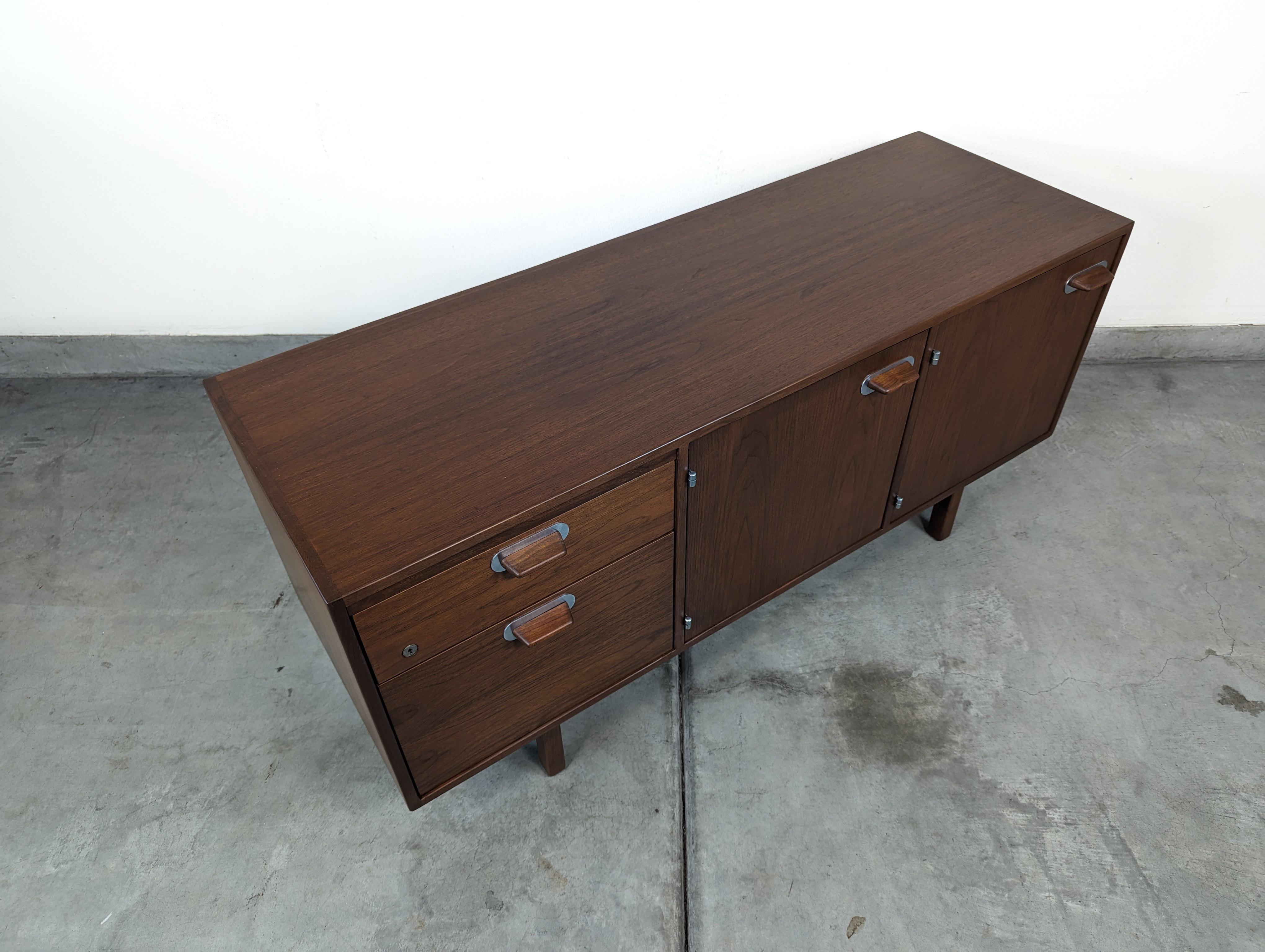 Mid Century Modern Walnut Office Credenza by Jens Risom, c1960s For Sale 5