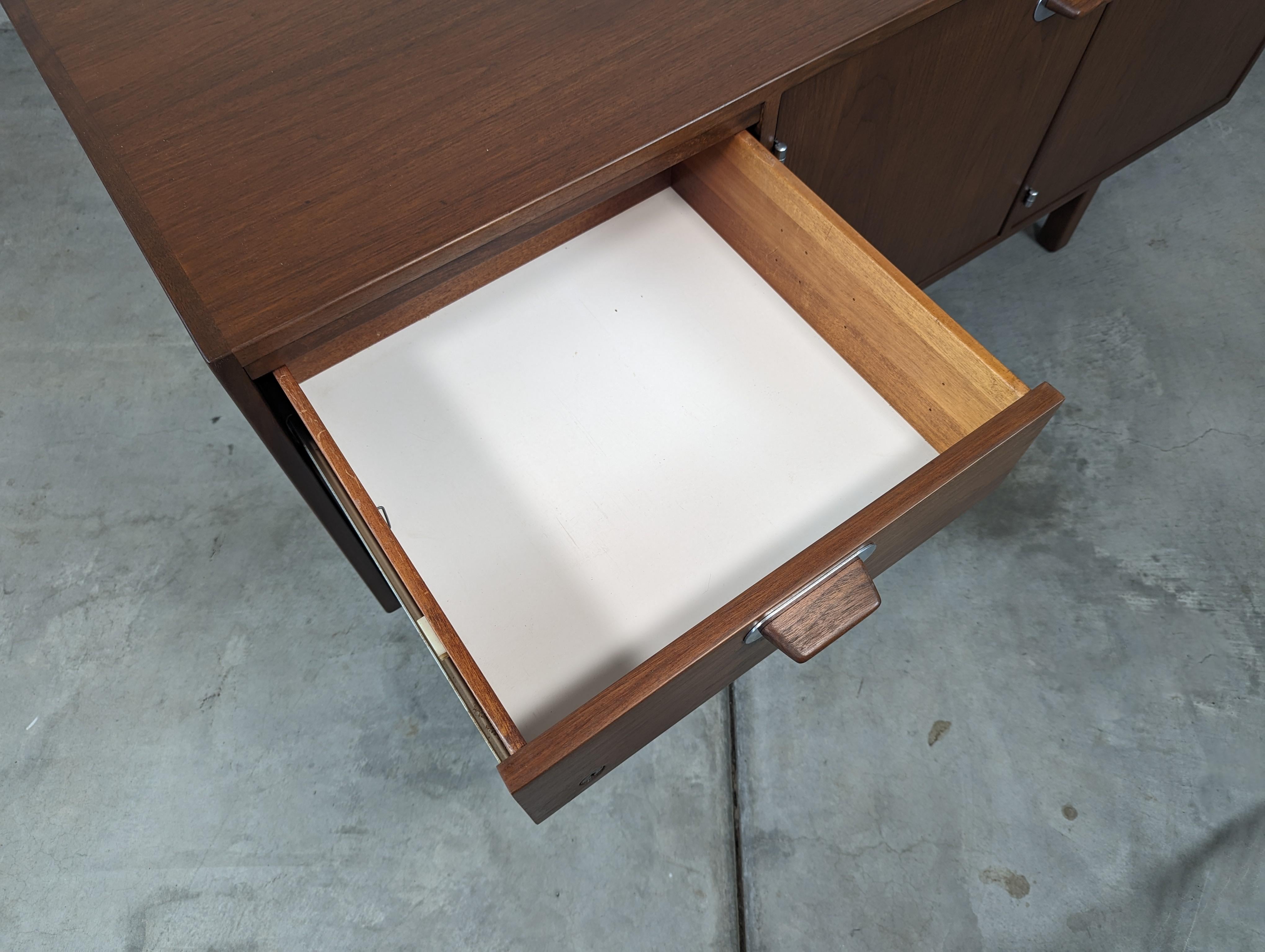 Mid Century Modern Walnut Office Credenza by Jens Risom, c1960s For Sale 7