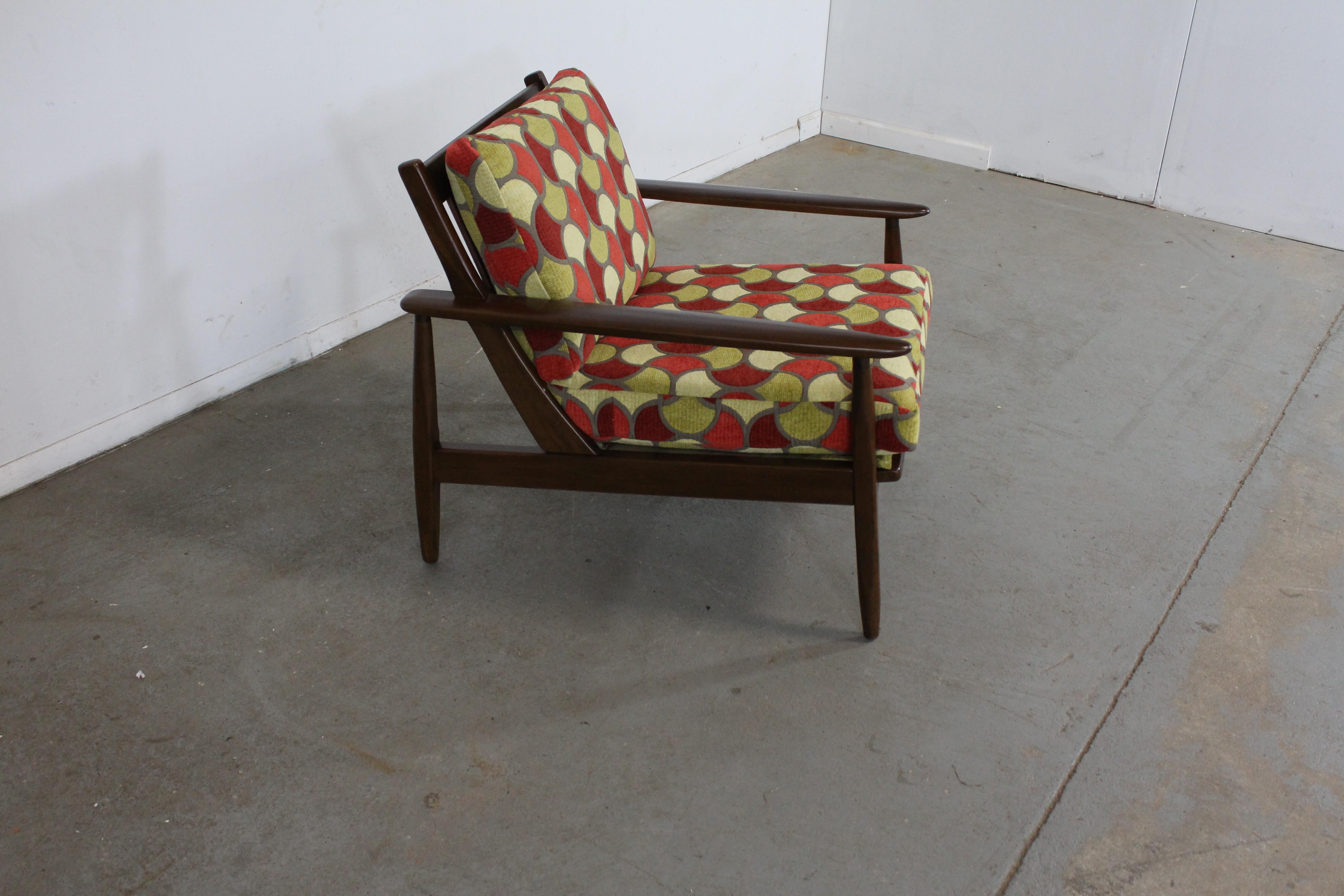 Mid-Century Modern Walnut Open Arm Lounge Chair In Good Condition In Wilmington, DE
