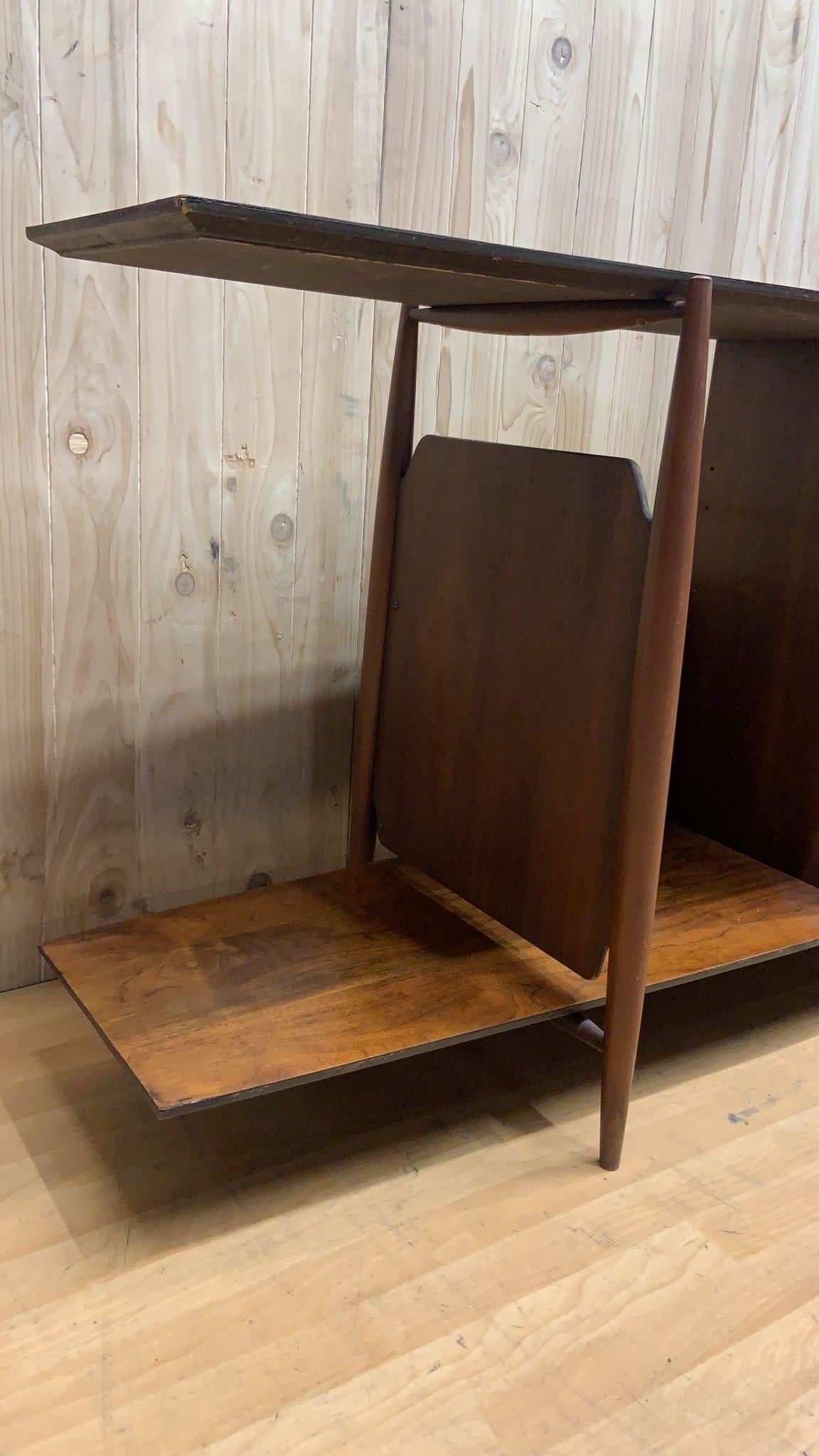 Mid-Century Modern Walnut Open Storage Credenza/Bookshelf with Surfboard Profile In Good Condition For Sale In Chicago, IL