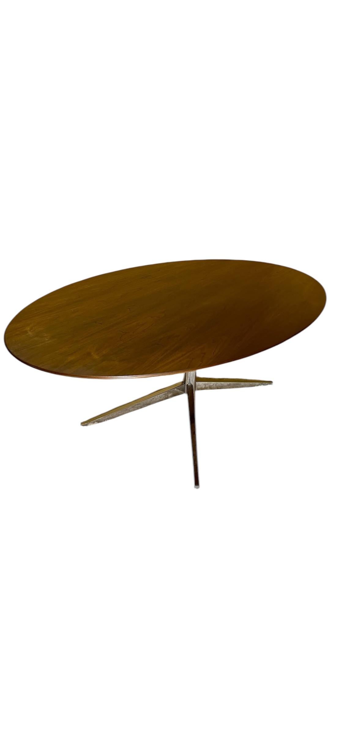 Mid-Century Modern Bureau et table de direction ovale moderne du milieu du siècle dernier par Florence Knoll en vente