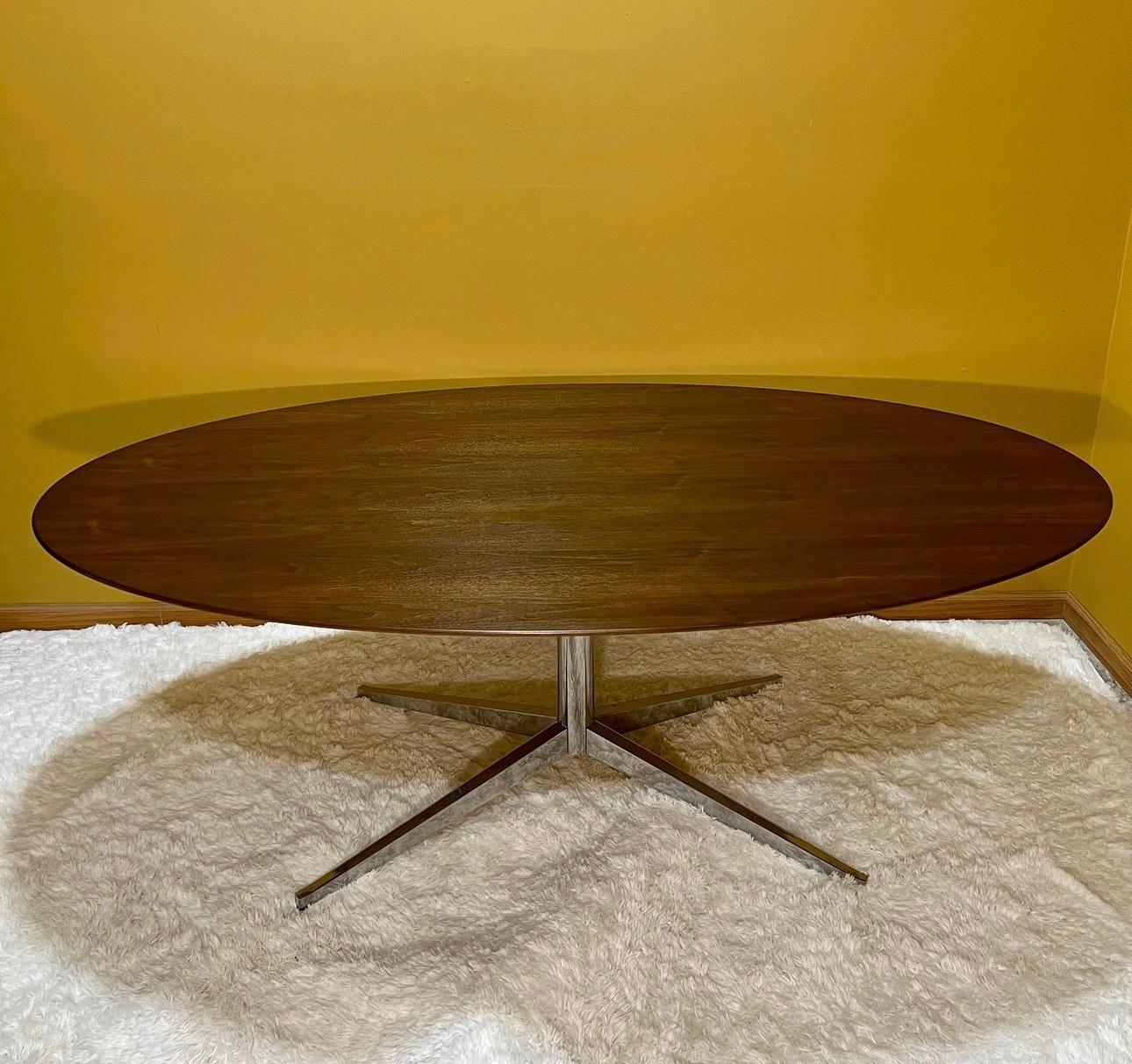 Chrome Bureau et table de direction ovale moderne du milieu du siècle dernier par Florence Knoll en vente