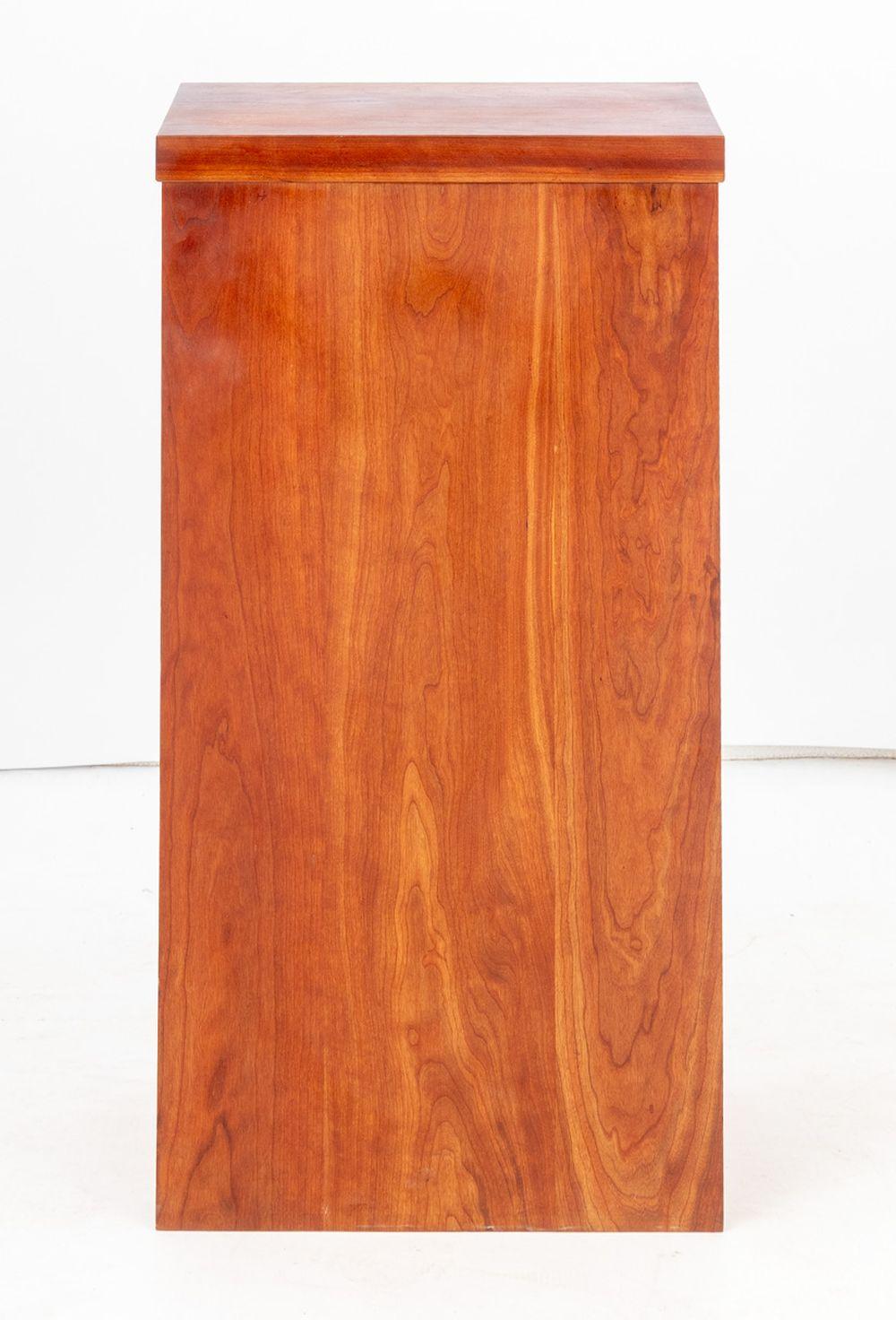 Mid-Century Modern Walnut Pedestal Bon état - En vente à Astoria, NY