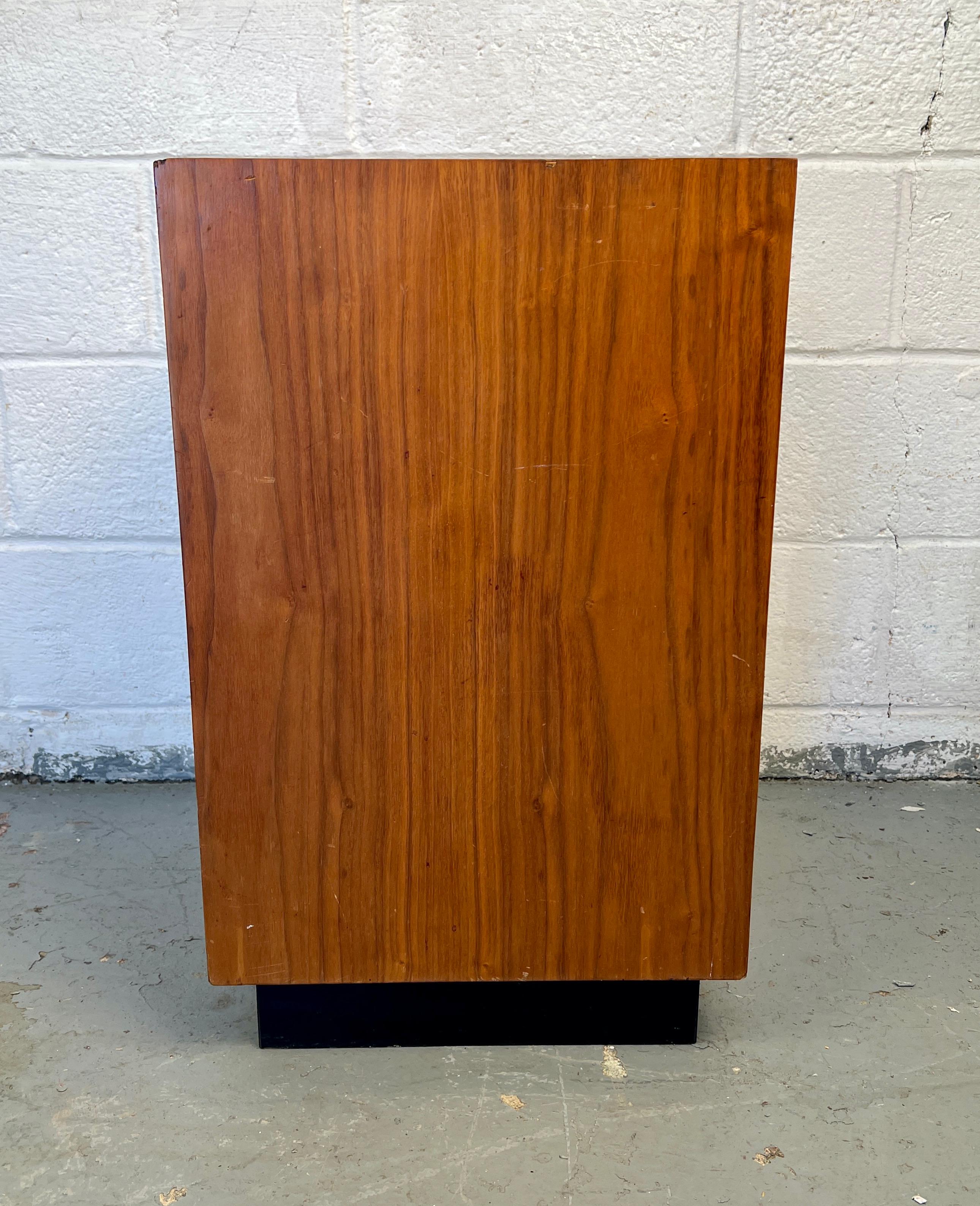 Mid-Century moderno Piedistallo in noce moderno del Medioevo in vendita