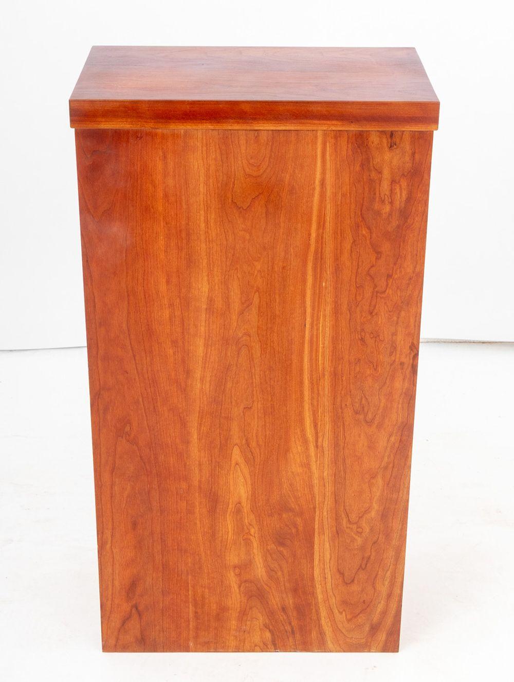 20ième siècle Mid-Century Modern Walnut Pedestal en vente
