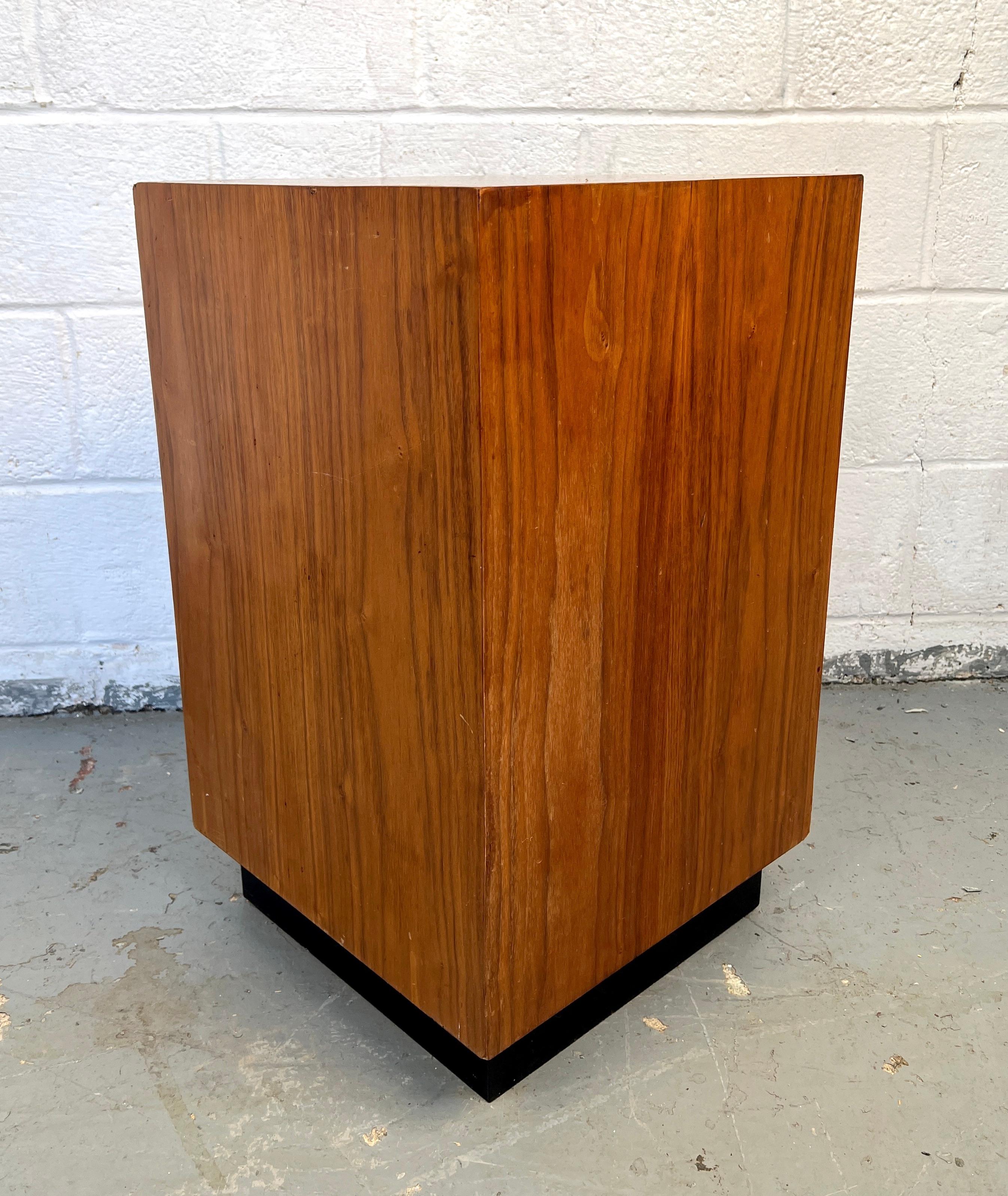 Piedistallo in noce moderno del Medioevo In condizioni buone in vendita a Brooklyn, NY