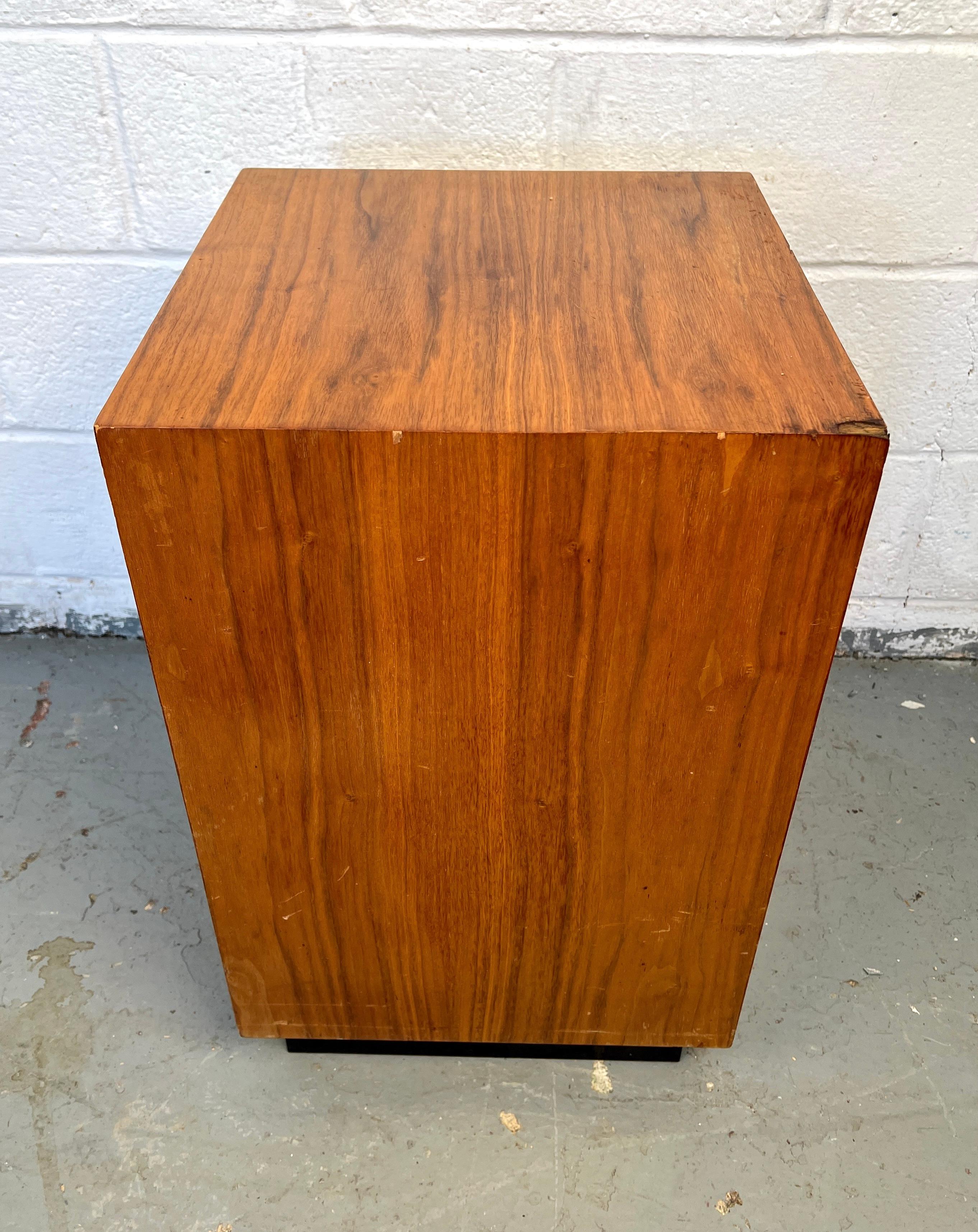 XX secolo Piedistallo in noce moderno del Medioevo in vendita