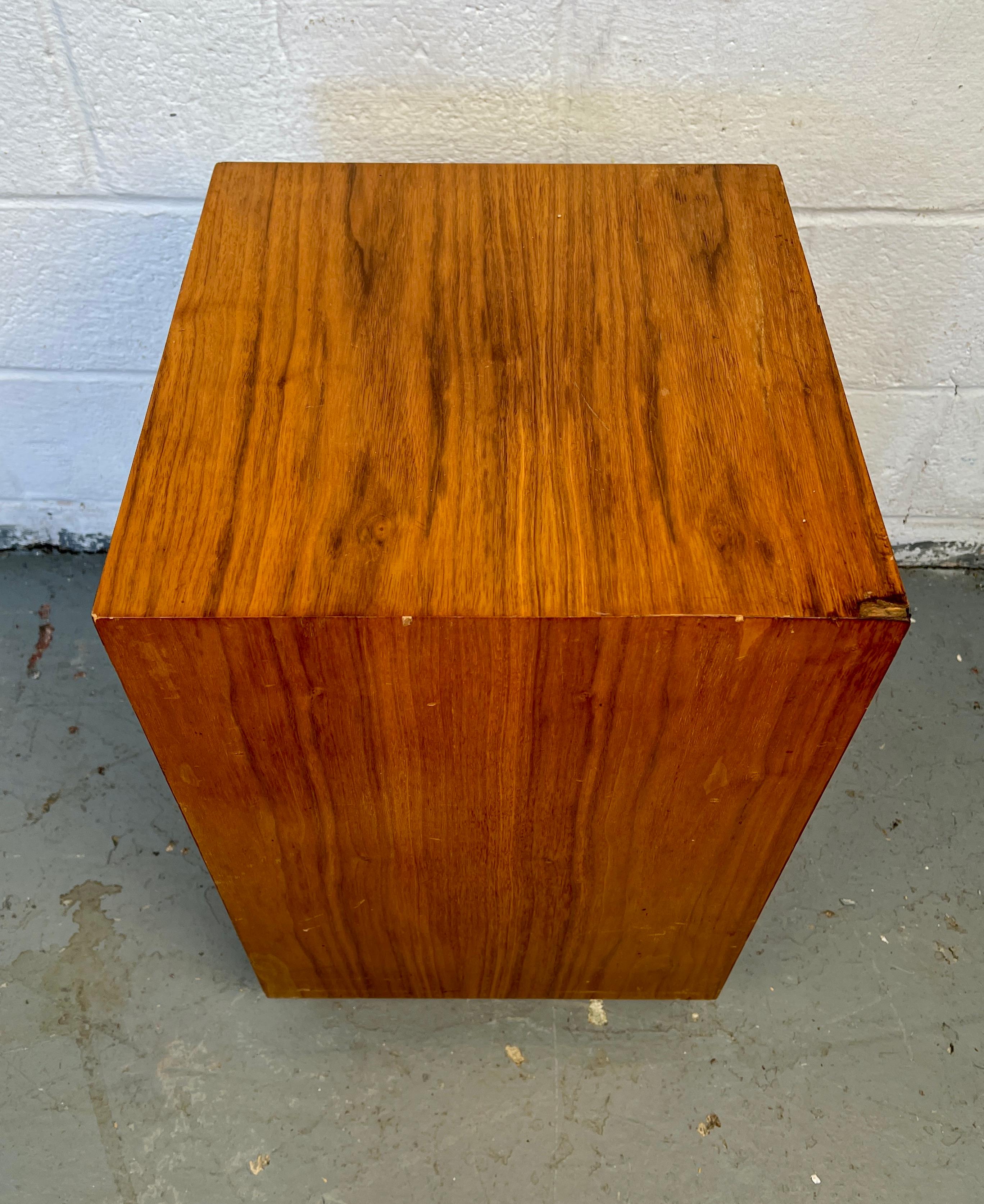 Noce Piedistallo in noce moderno del Medioevo in vendita