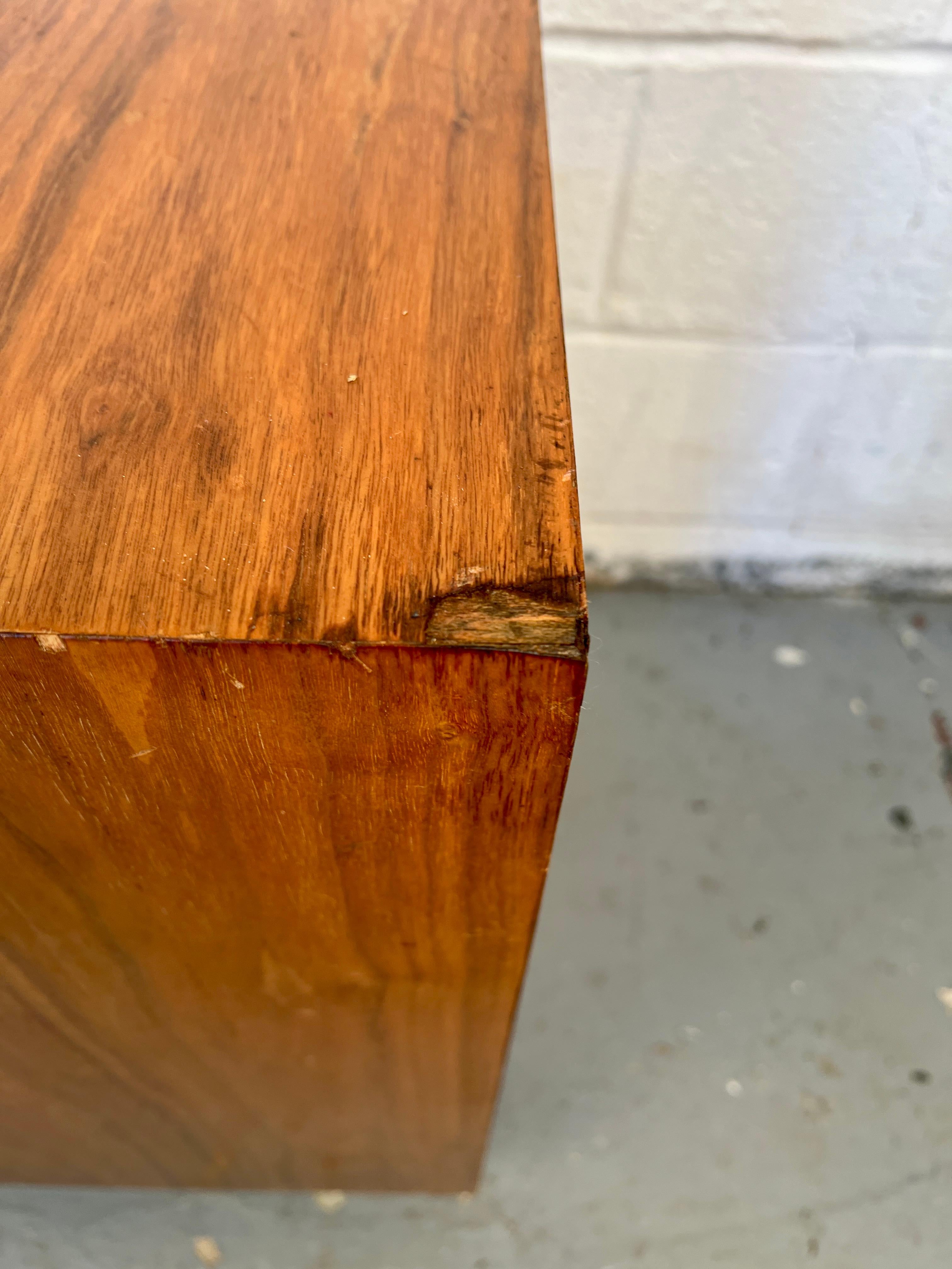 Piedistallo in noce moderno del Medioevo in vendita 1