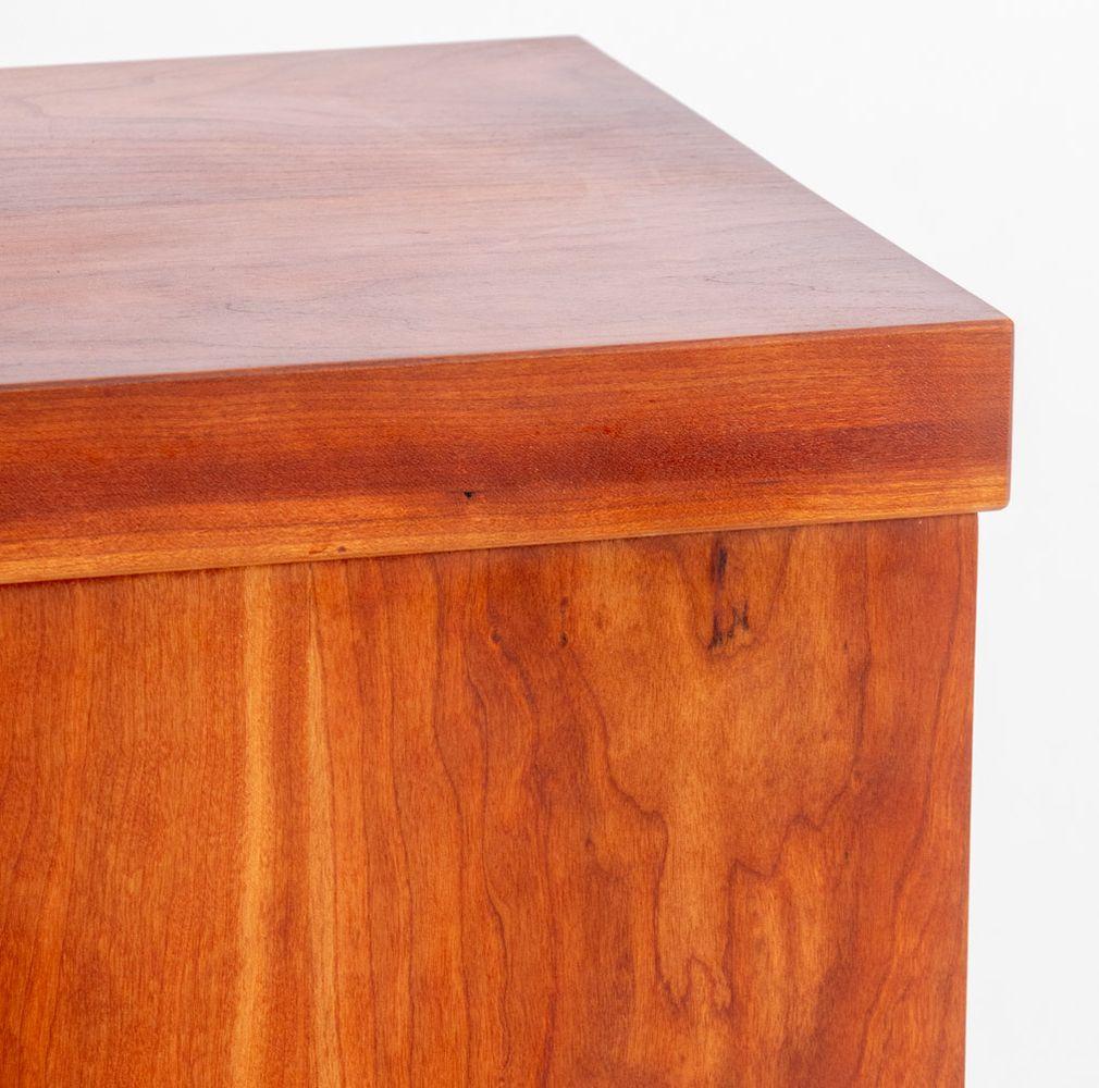 Mid-Century Modern Walnut Pedestal en vente 4