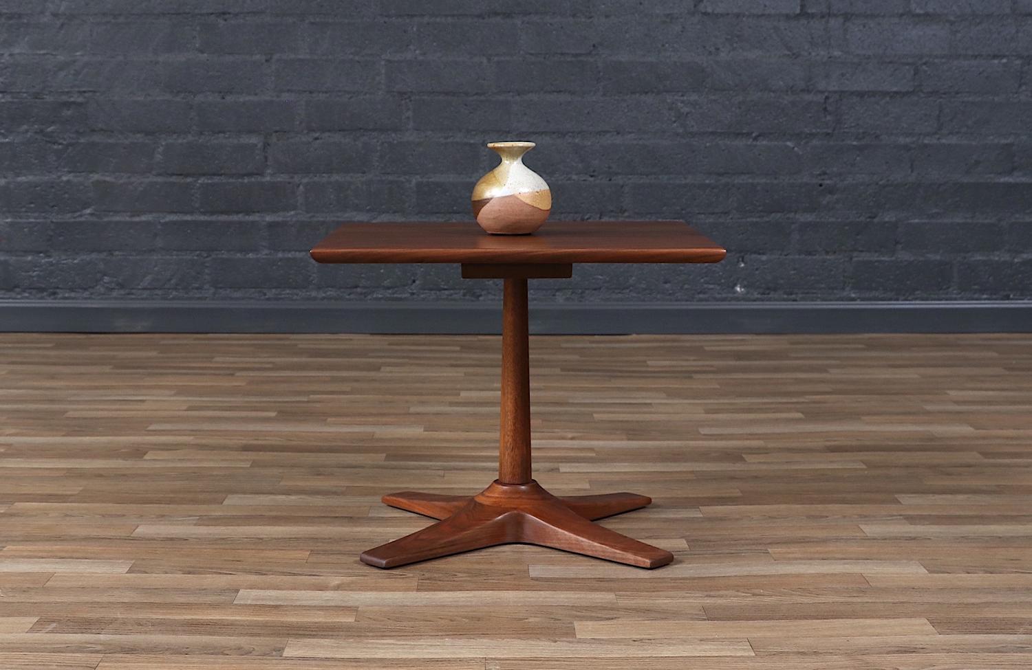 Mid-Century Modern Walnut Pedestal Side Table w/ Star Base In Excellent Condition For Sale In Los Angeles, CA