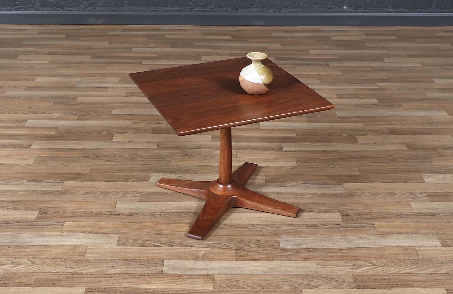 Mid-Century Modern Walnut Pedestal Side Table w/ Star Base For Sale 1