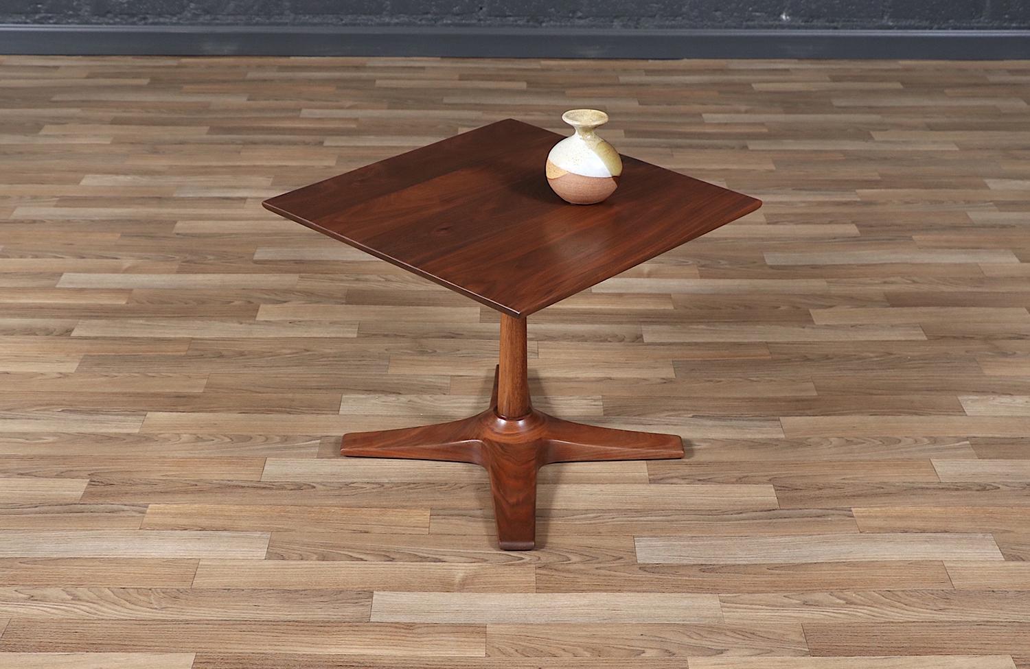 Mid-Century Modern Walnut Pedestal Side Table w/ Star Base For Sale 2