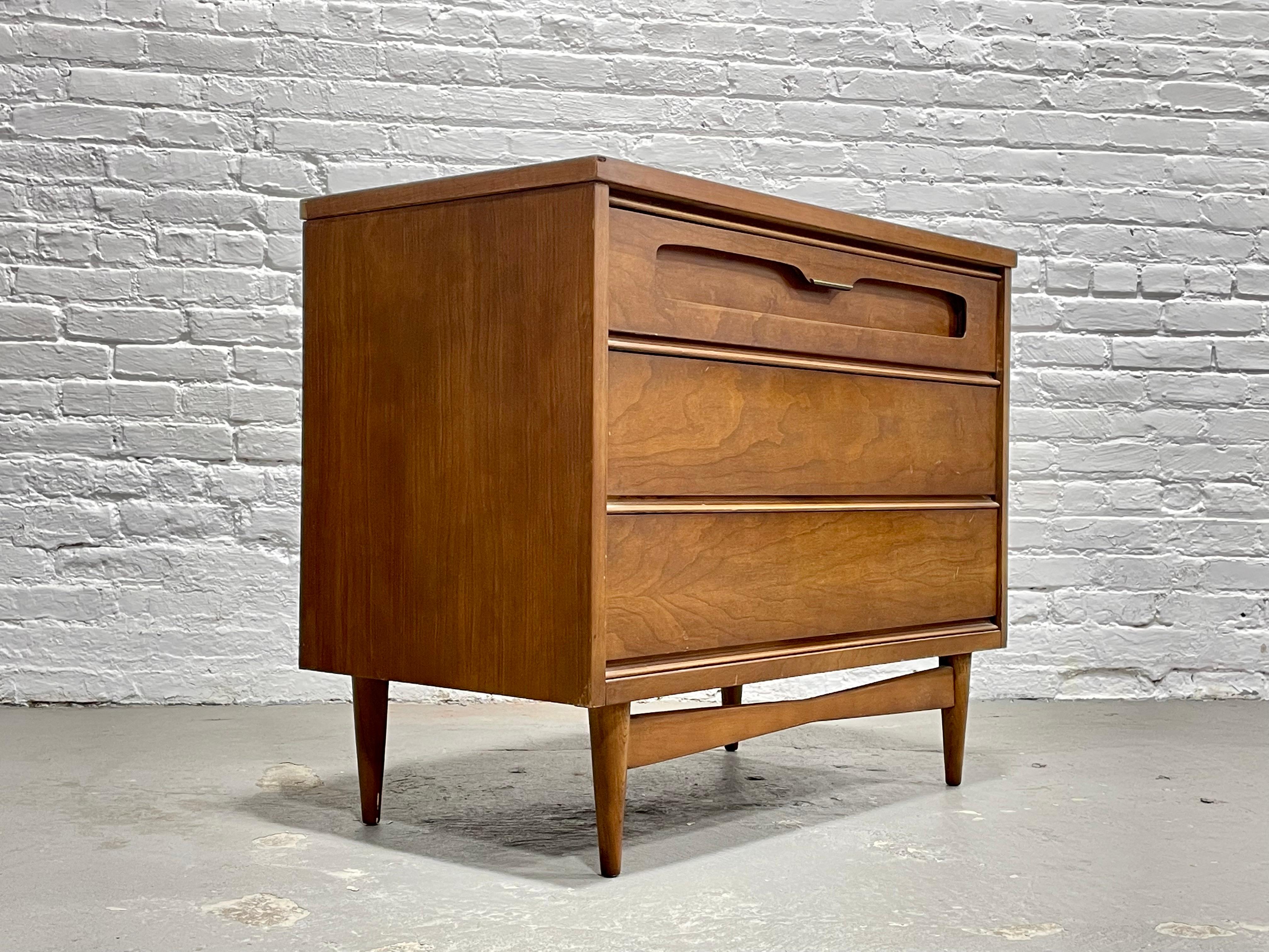 MODERN WALNUT Petite DRESSER von Bassett Furniture Co., Mitte des Jahrhunderts, ca. 1960er Jahre (Moderne der Mitte des Jahrhunderts) im Angebot
