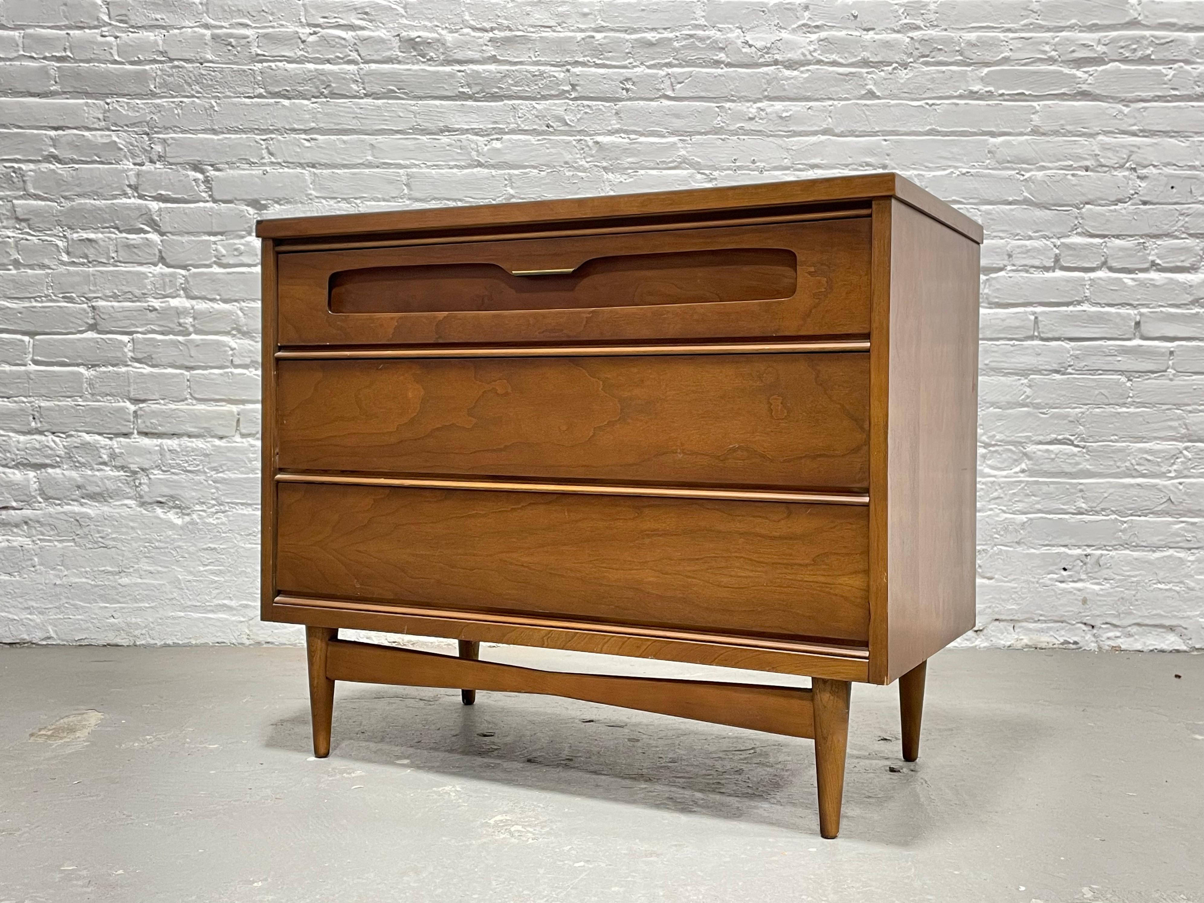 MODERN WALNUT Petite DRESSER von Bassett Furniture Co., Mitte des Jahrhunderts, ca. 1960er Jahre (Mitte des 20. Jahrhunderts) im Angebot