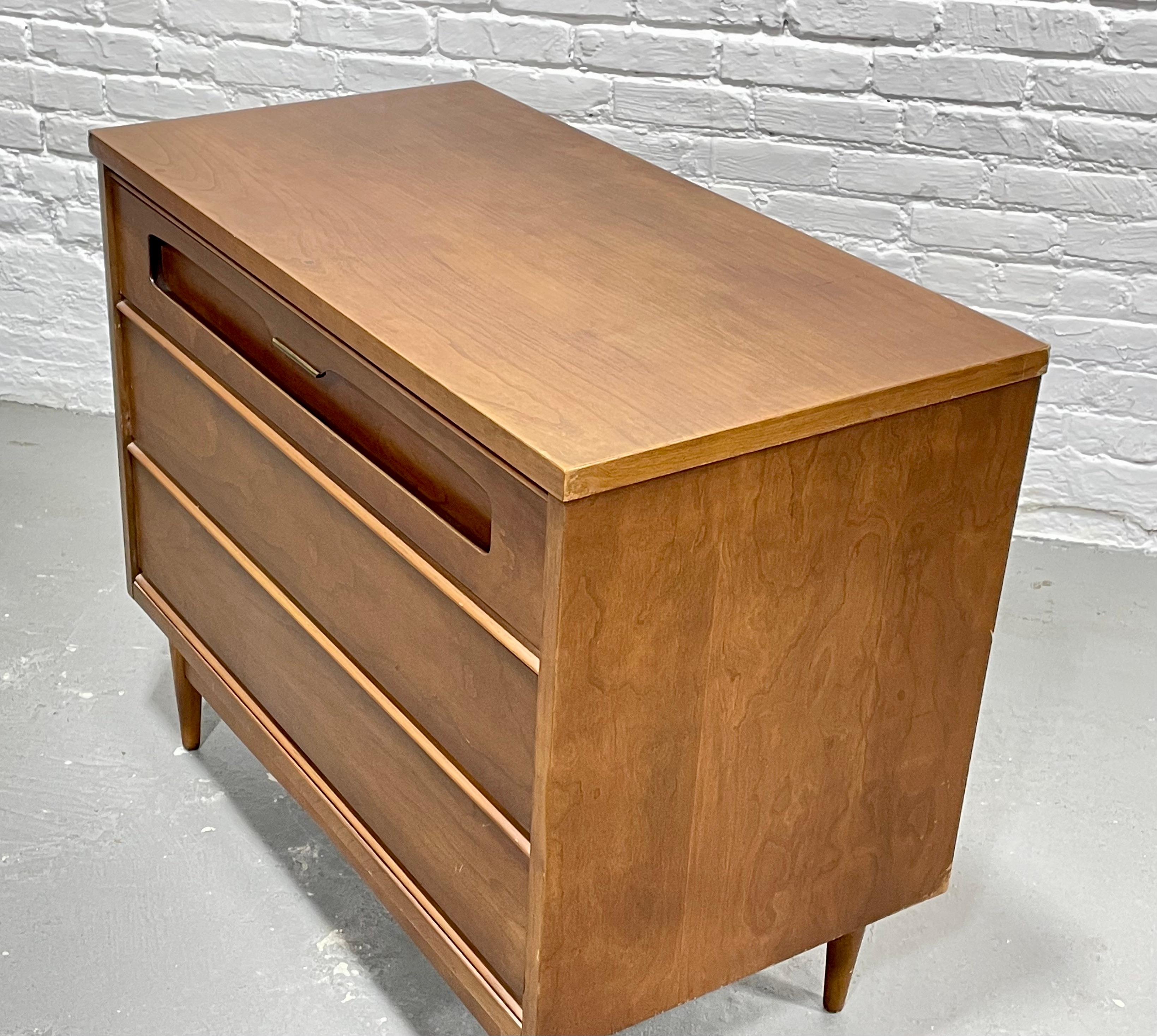 Petit DRESSER MODERN WALNUT de Bassett Furniture Co., vers les années 1960 en vente 2