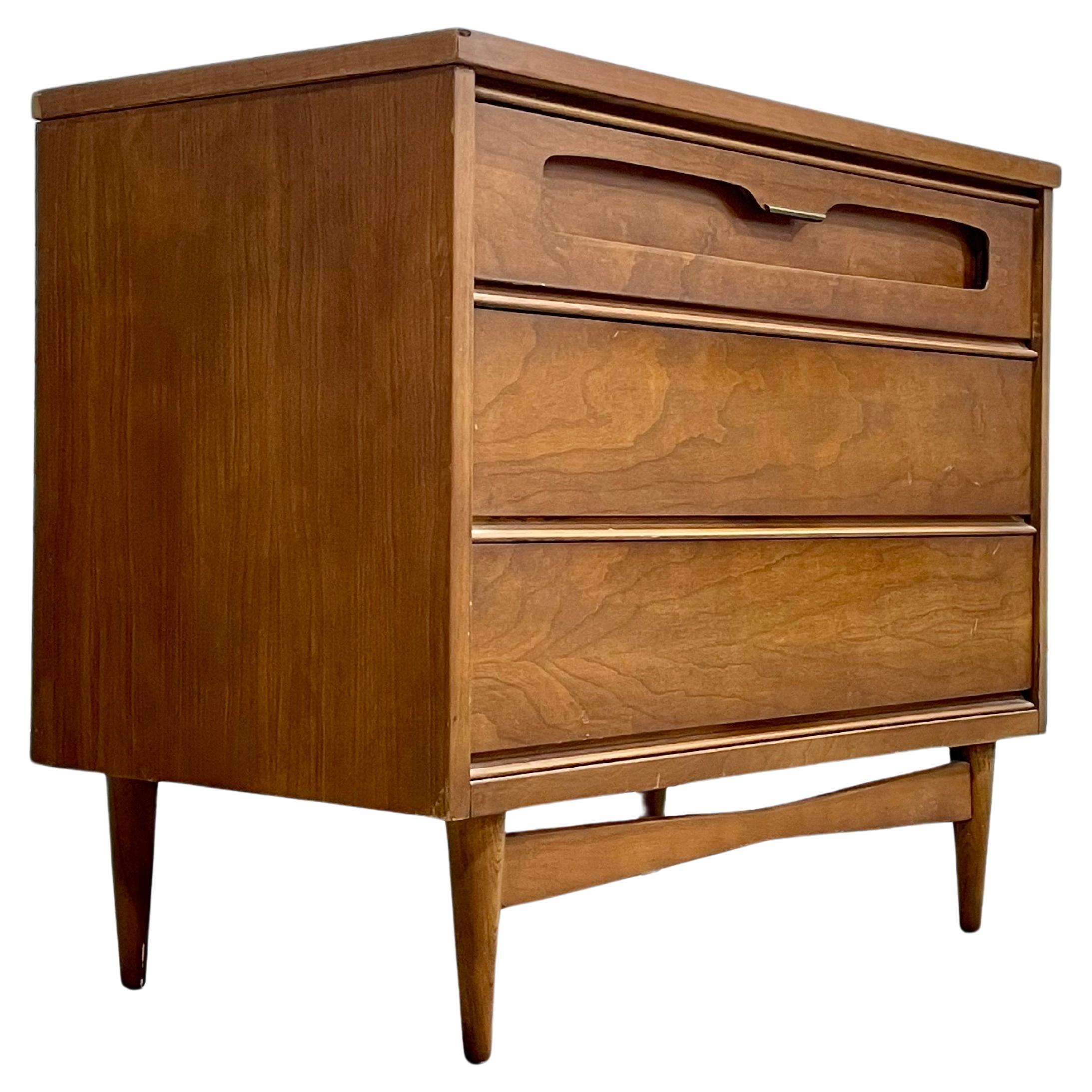 Petit DRESSER MODERN WALNUT de Bassett Furniture Co., vers les années 1960 en vente