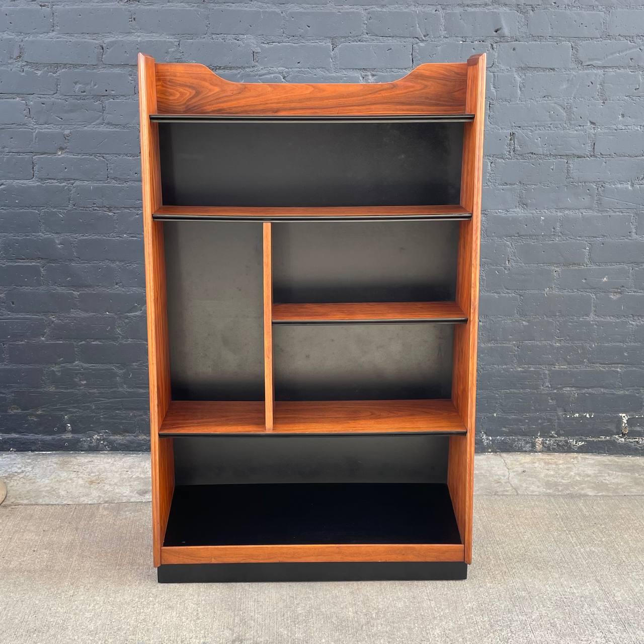 Mid-Century Modern Walnut Pyramid Bookcase by Merton Gershun for Dillingham In Good Condition For Sale In Los Angeles, CA