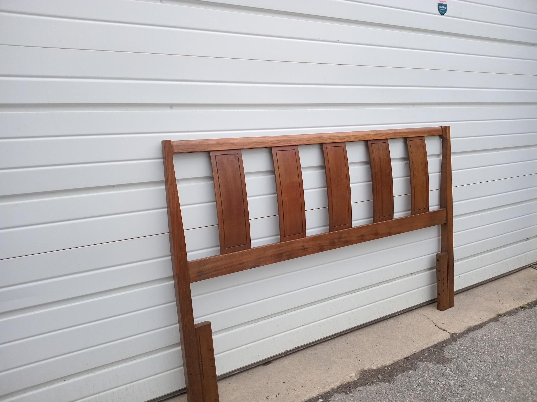 Vintage Mid-Century Modern Walnut Queen/Full Size Bed Headboard (Tête de lit)

Nous vous proposons une tête de lit Queen/Full Size en noyer, Vintage Mid-Century Modern. Cette tête de lit présente un aspect unique avec une garniture frontale