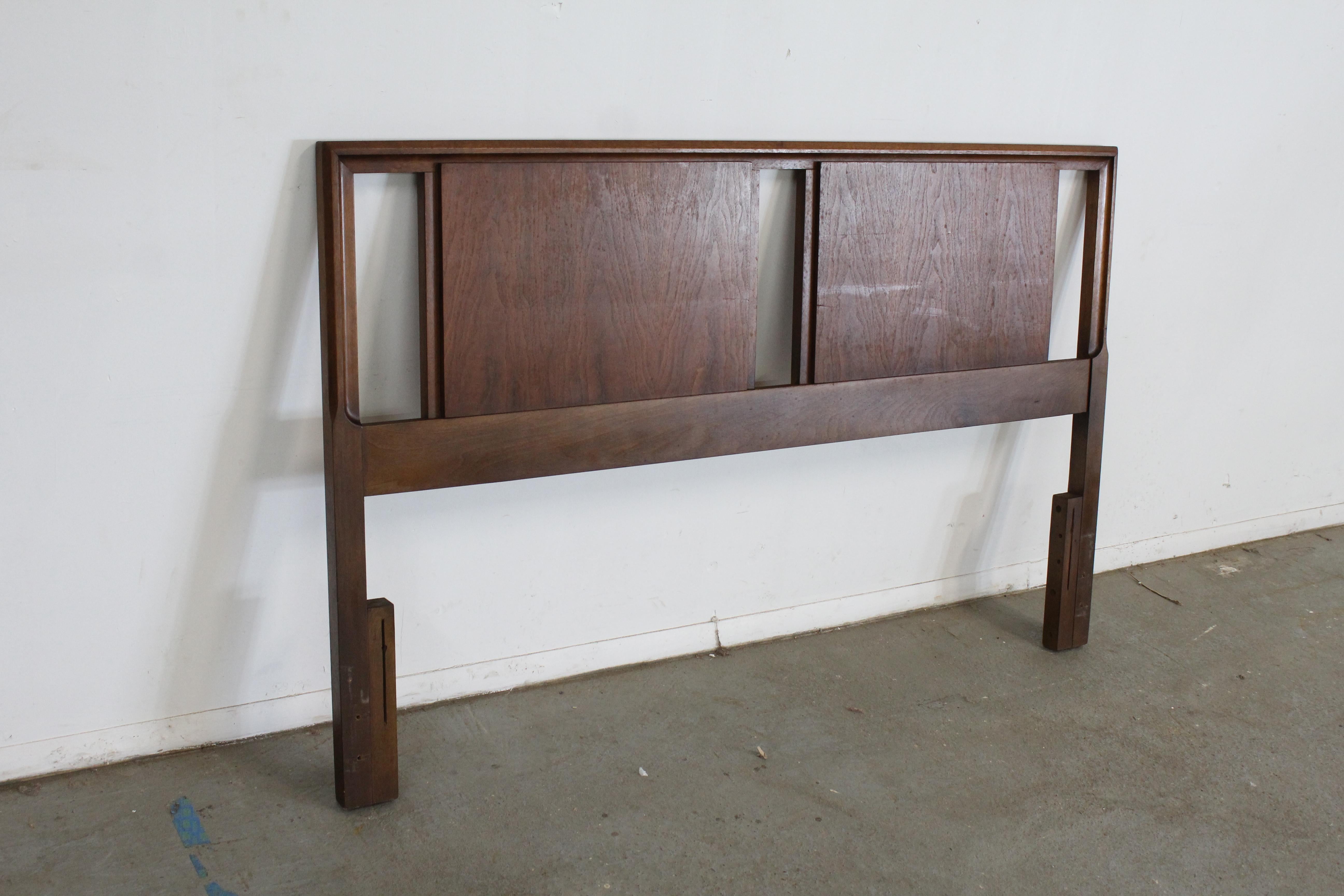 Vintage Mid-Century Modern walnut oueen/full size bed headboard

Offered is a vintage Mid-Century Modern walnut queen/full size bed headboard. This headboard has a unique look with sculpted angular front trim. It fits a Queen/full-size. In good