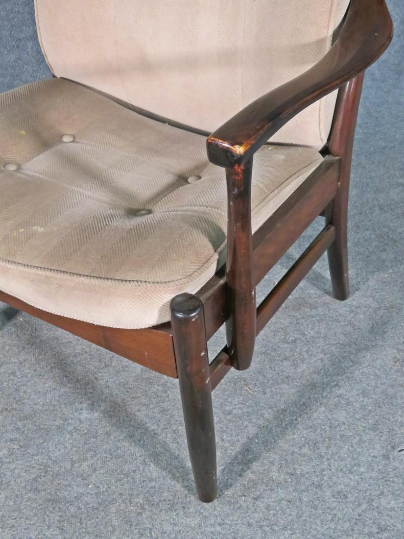 Un fauteuil inclinable vintage avec un dossier touffeté et un élégant cadre en noyer, parfait pour ajouter un style Mid-Century à n'importe quelle pièce. Veuillez confirmer la localisation de l'article auprès du vendeur (NY/NJ).