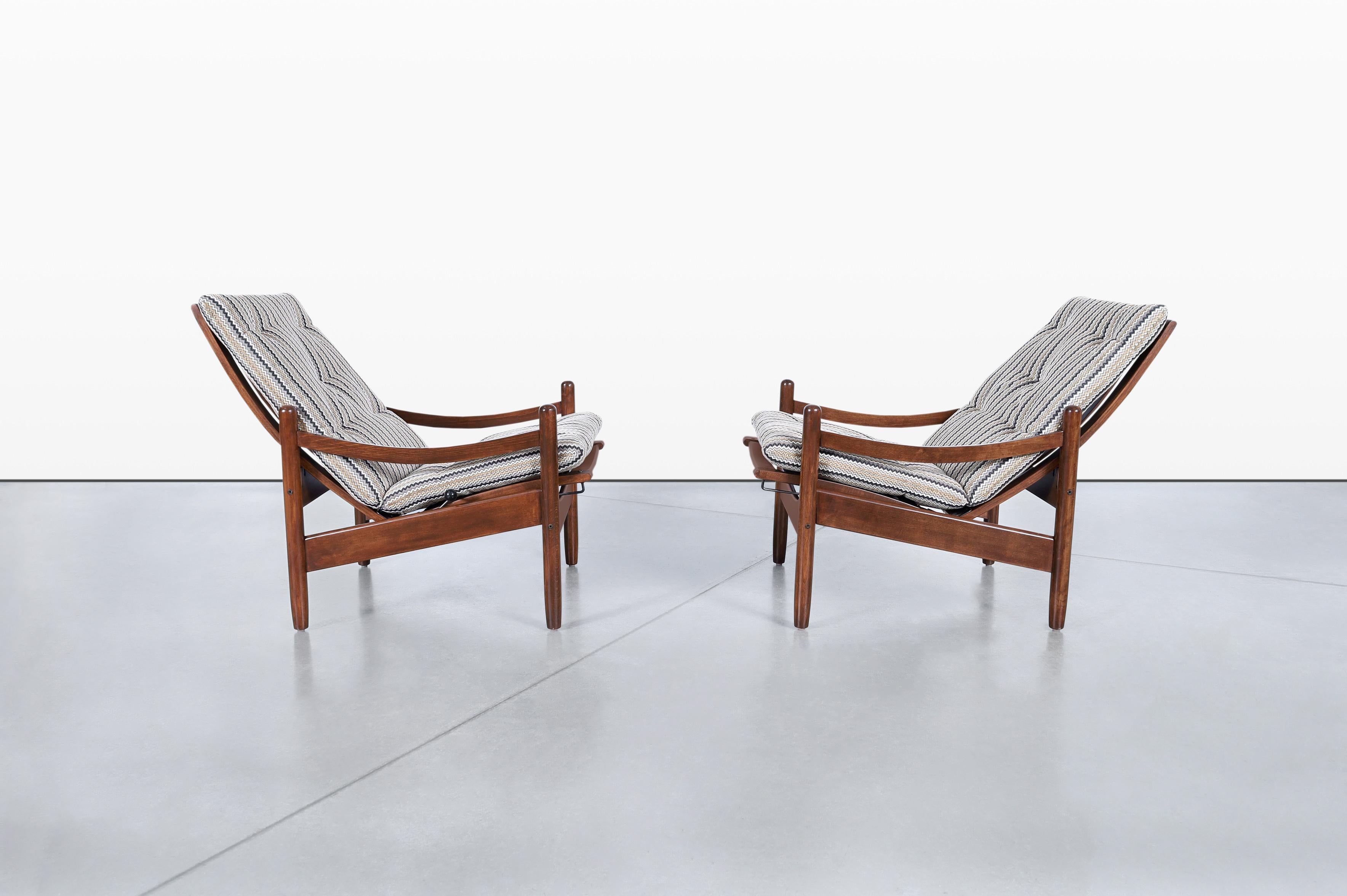 Sillones reclinables de nogal modernos de mediados de siglo Estadounidense en venta
