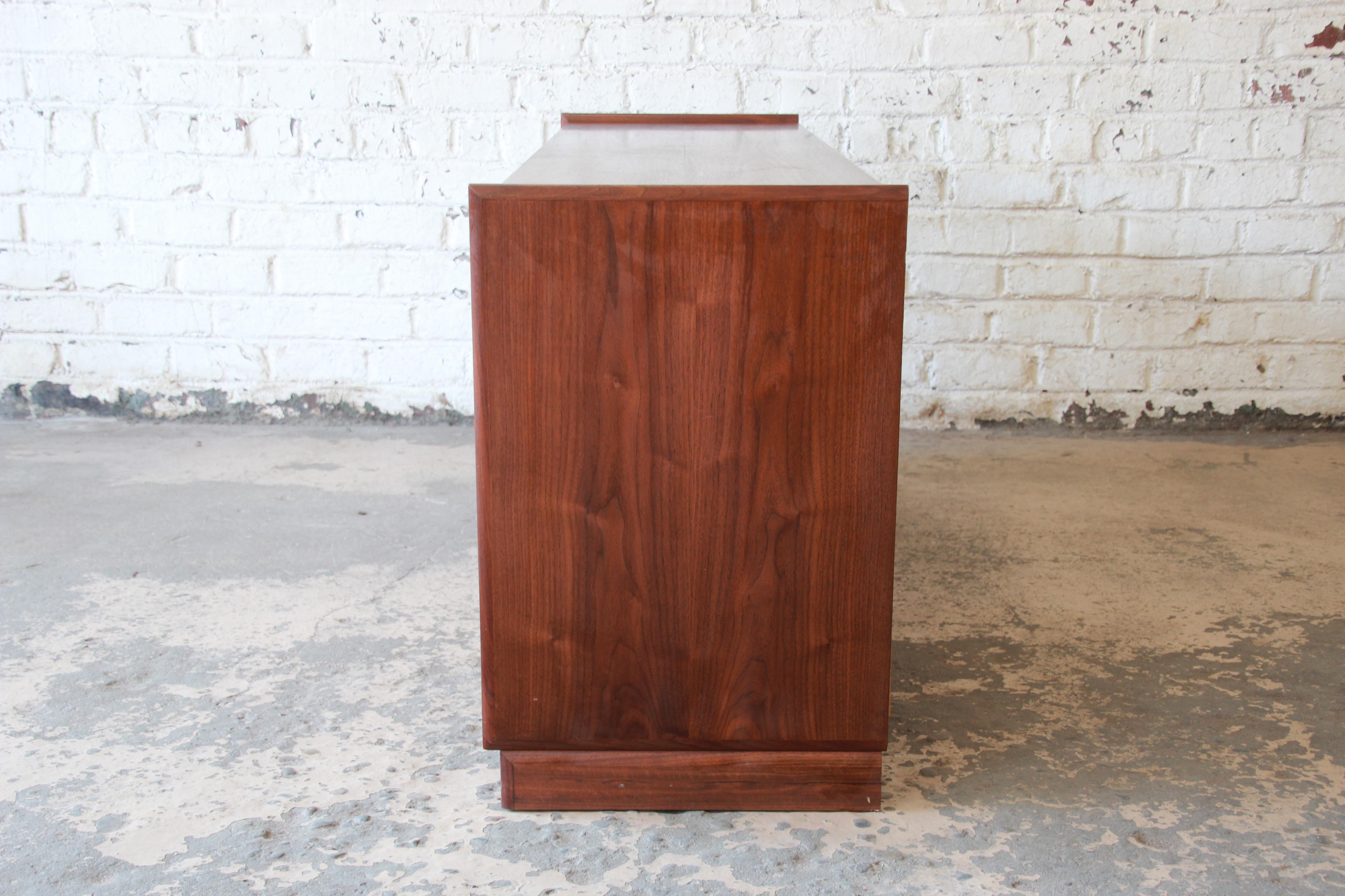 Mid-Century Modern Walnut Record Cabinet, Credenza, or Bar Cabinet 8