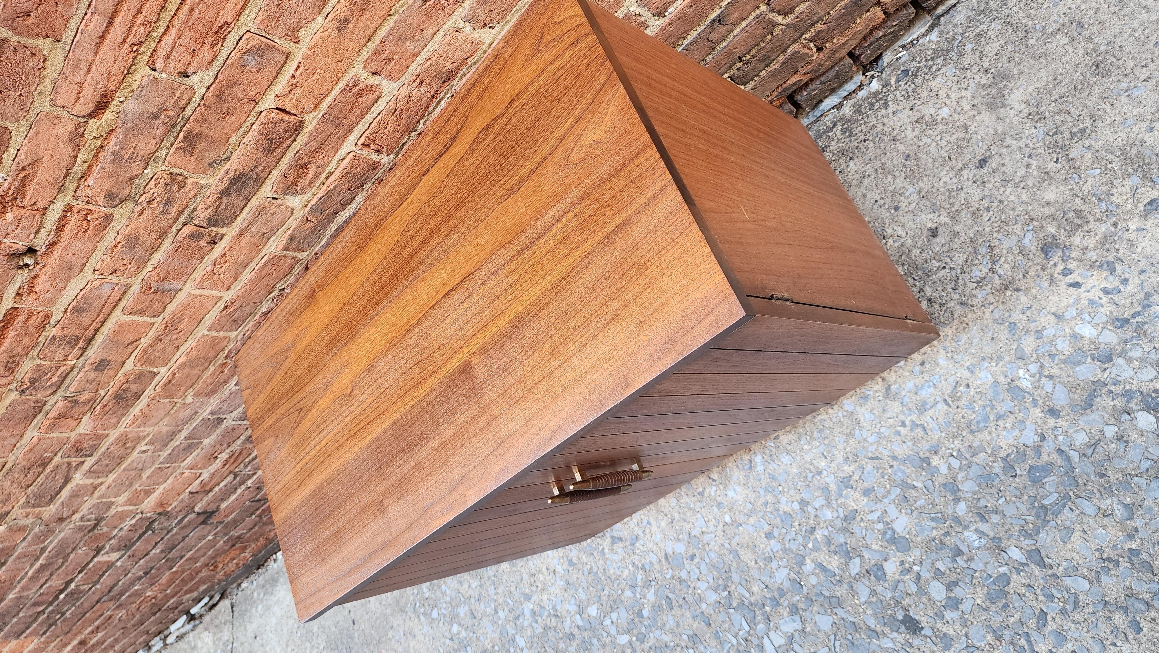 Moderner Plattenschrank aus Nussbaumholz aus der Jahrhundertmitte  im Zustand „Gut“ im Angebot in Frederick, MD