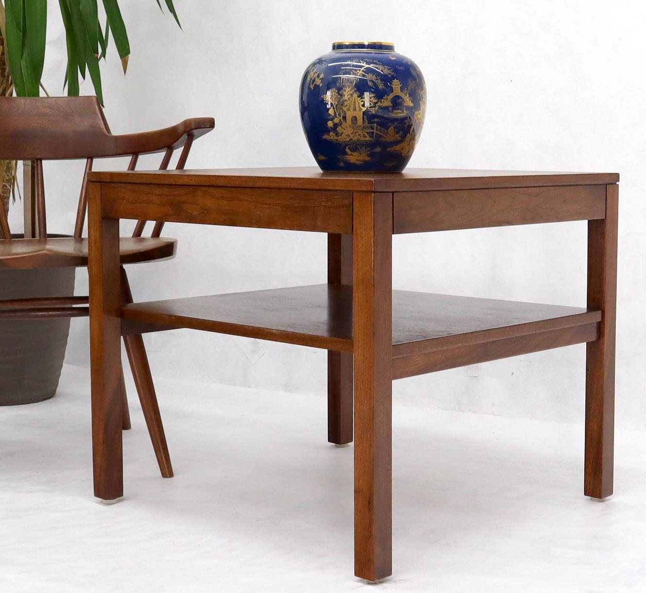 Mid-Century Modern Walnut Rectangle Two Tier End Table In Excellent Condition For Sale In Rockaway, NJ