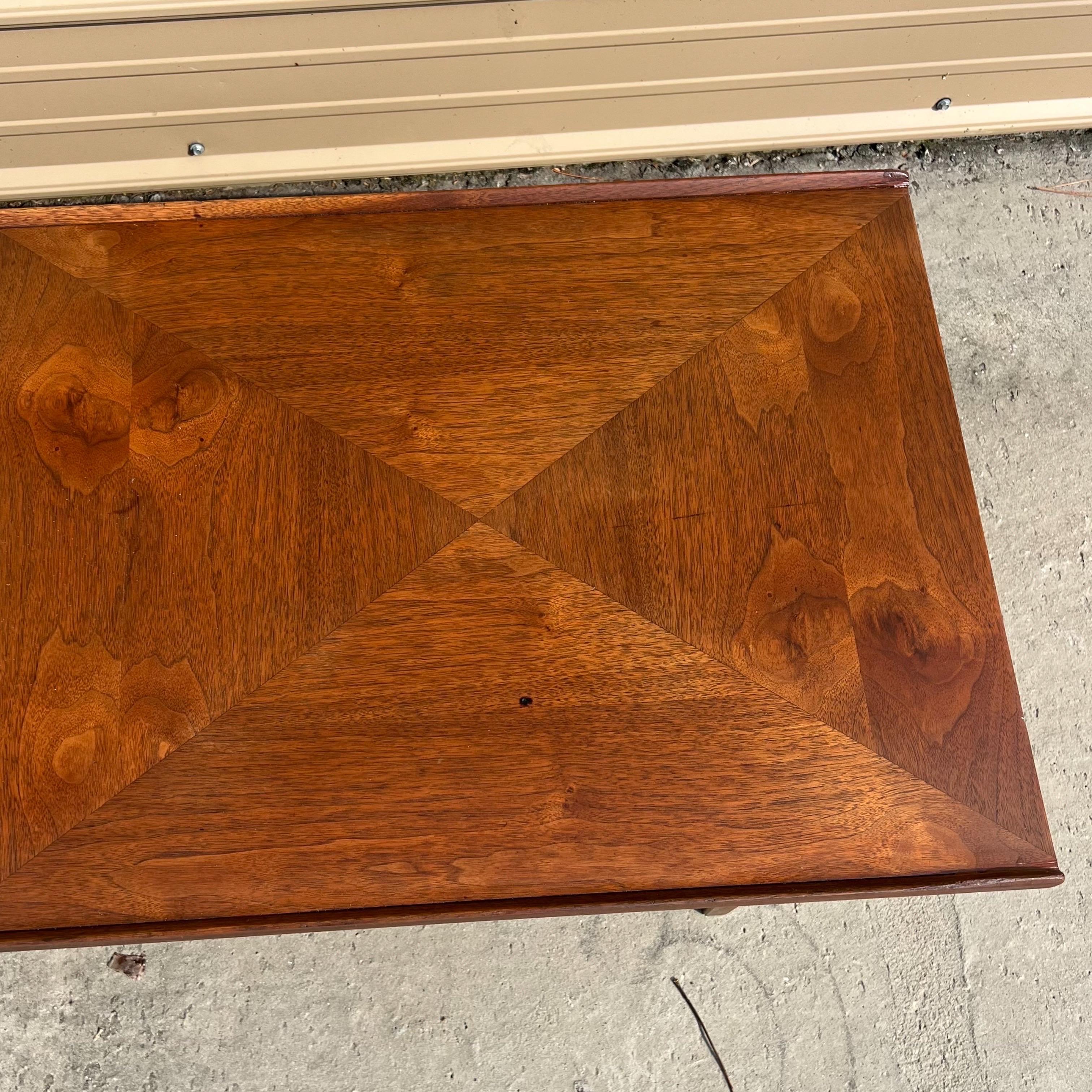 Mid-Century Modern walnut rectangular coffee table In Good Condition For Sale In Charleston, SC