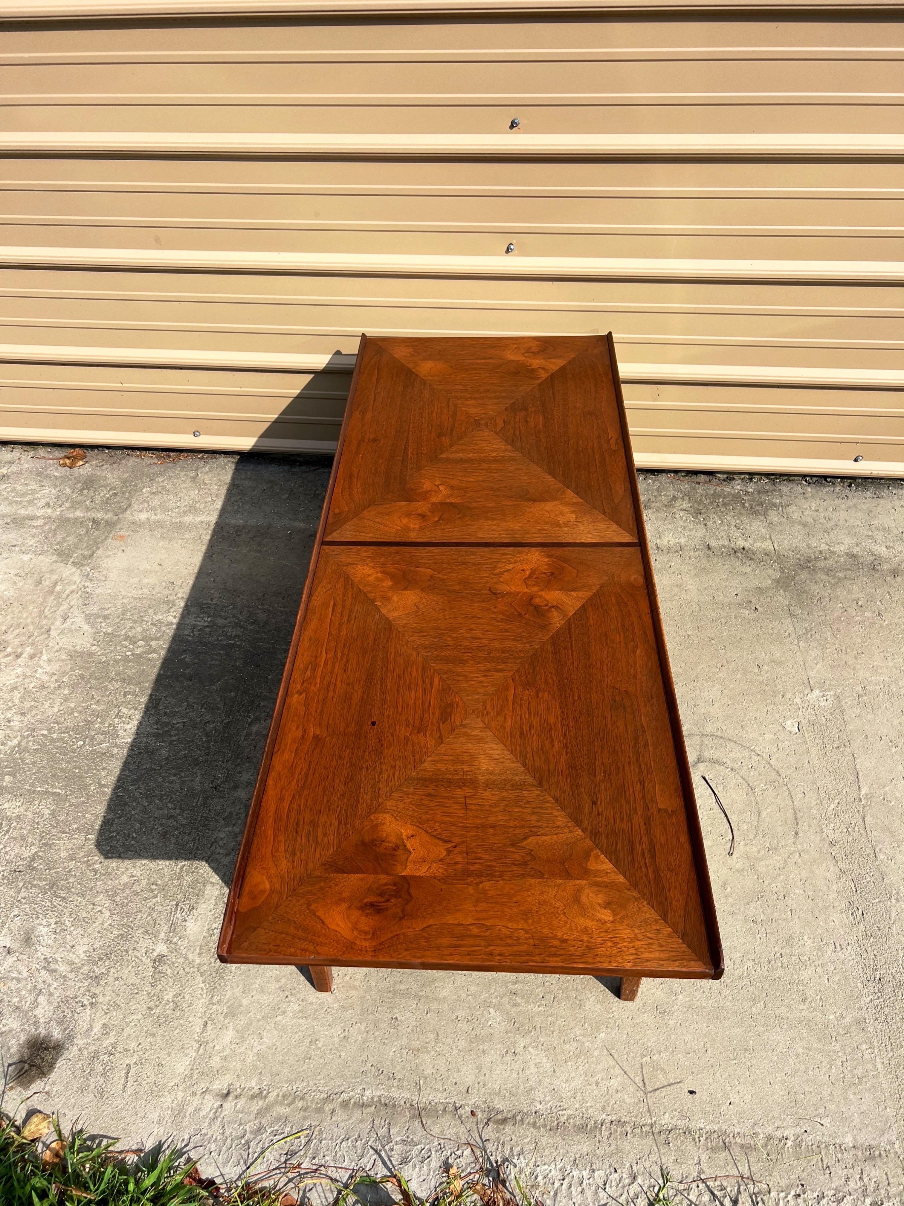 Mid-Century Modern walnut rectangular coffee table For Sale 2