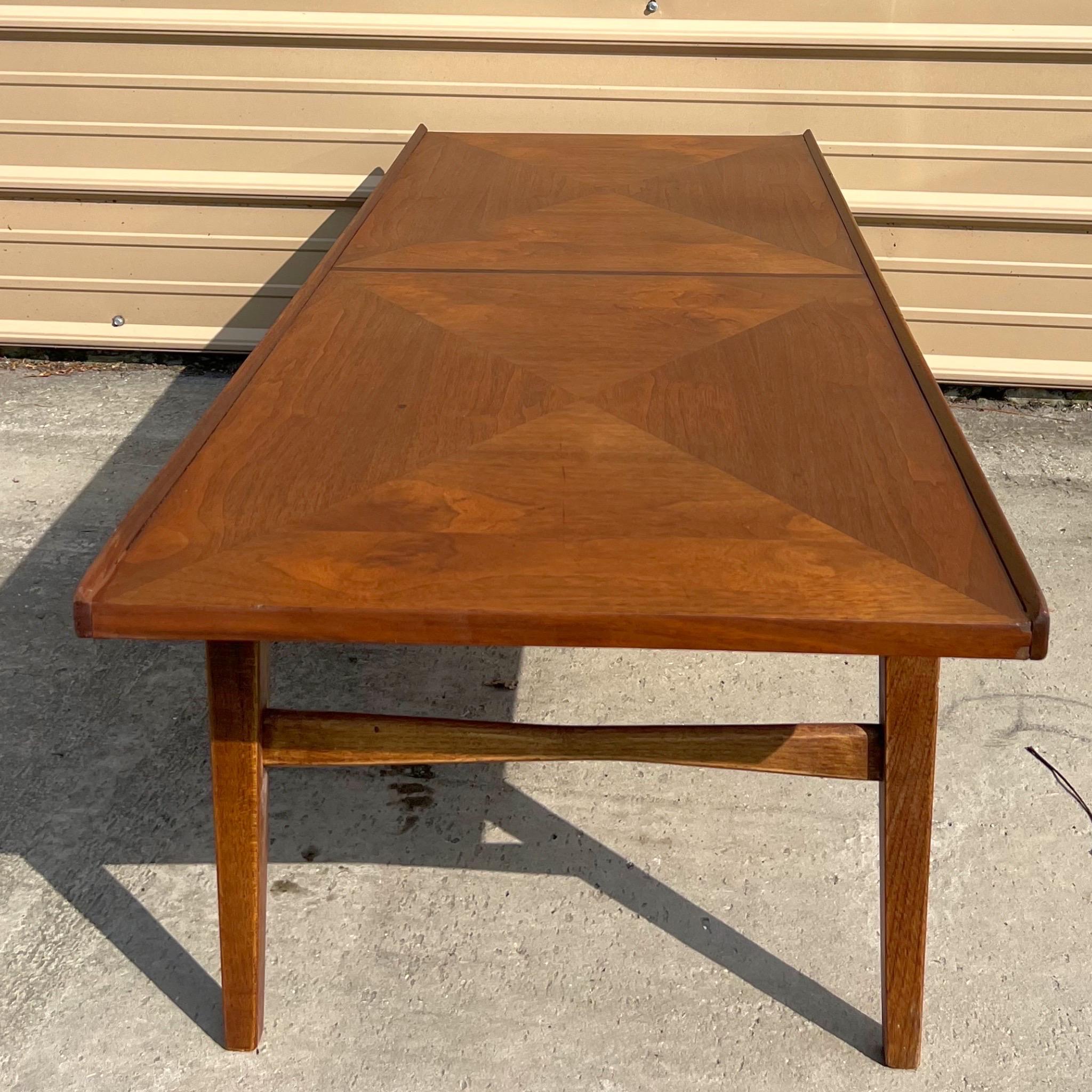 Mid-Century Modern walnut rectangular coffee table For Sale 3