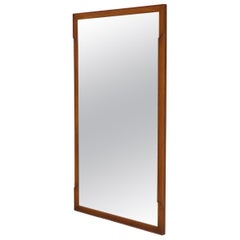 Miroir rectangulaire en noyer de style mi-siècle moderne par John Stuart